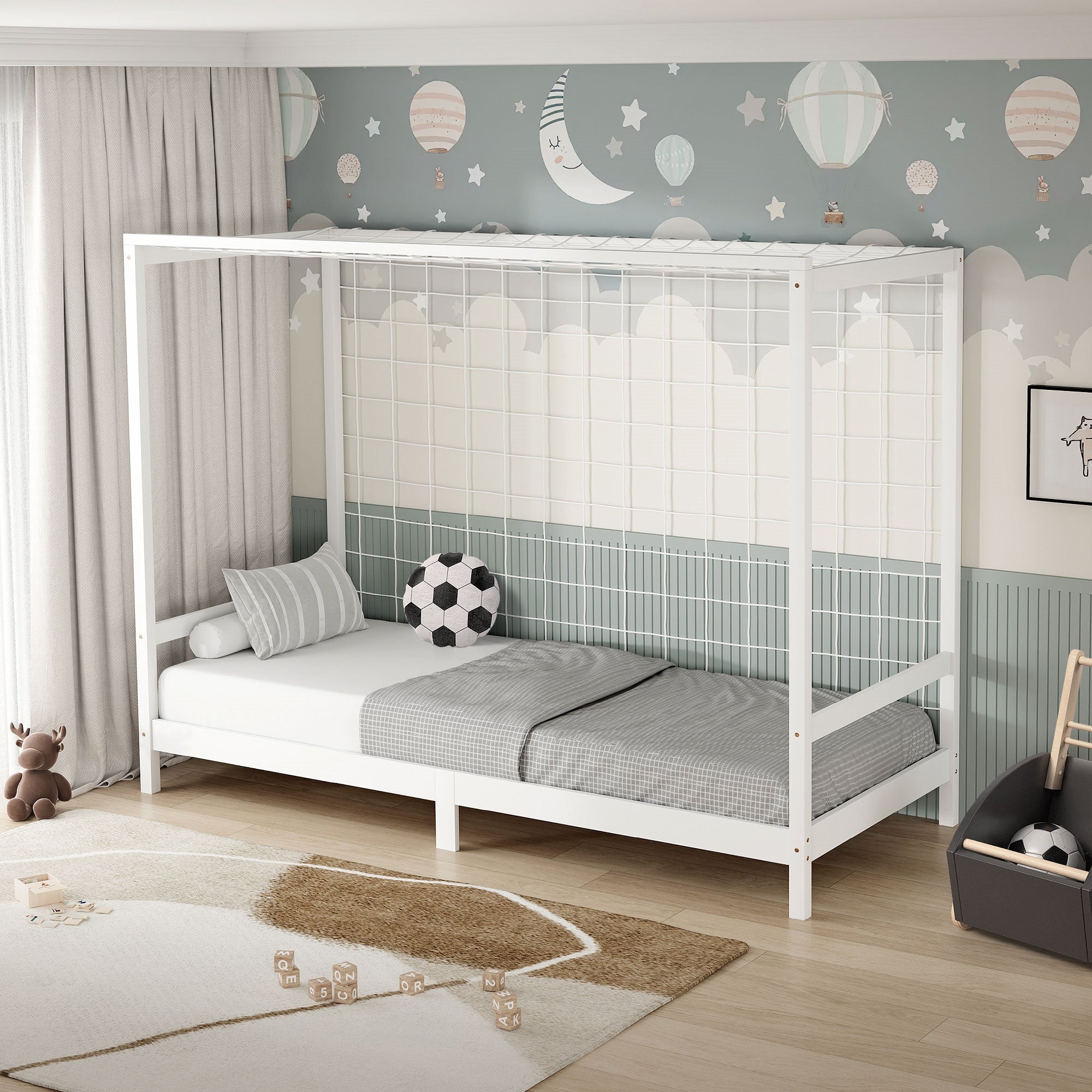 Una cama infantil en una habitación con decoración en las paredes y una alfombra.