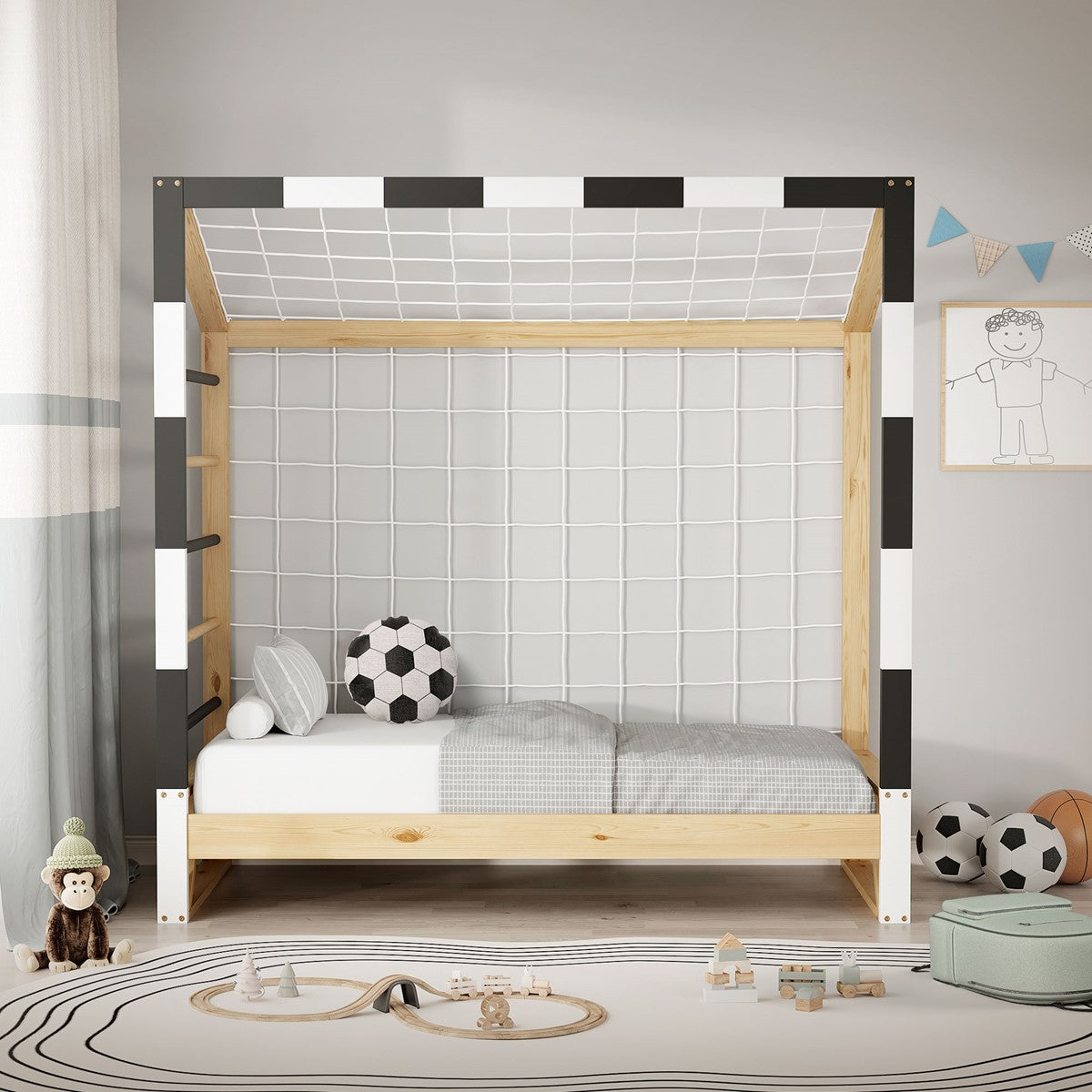 Kinderbett aus hellem Holz mit schwarz-weißem Fußballtor-Rahmen, grauer Bettwäsche und Fußbällen im Kinderzimmer.