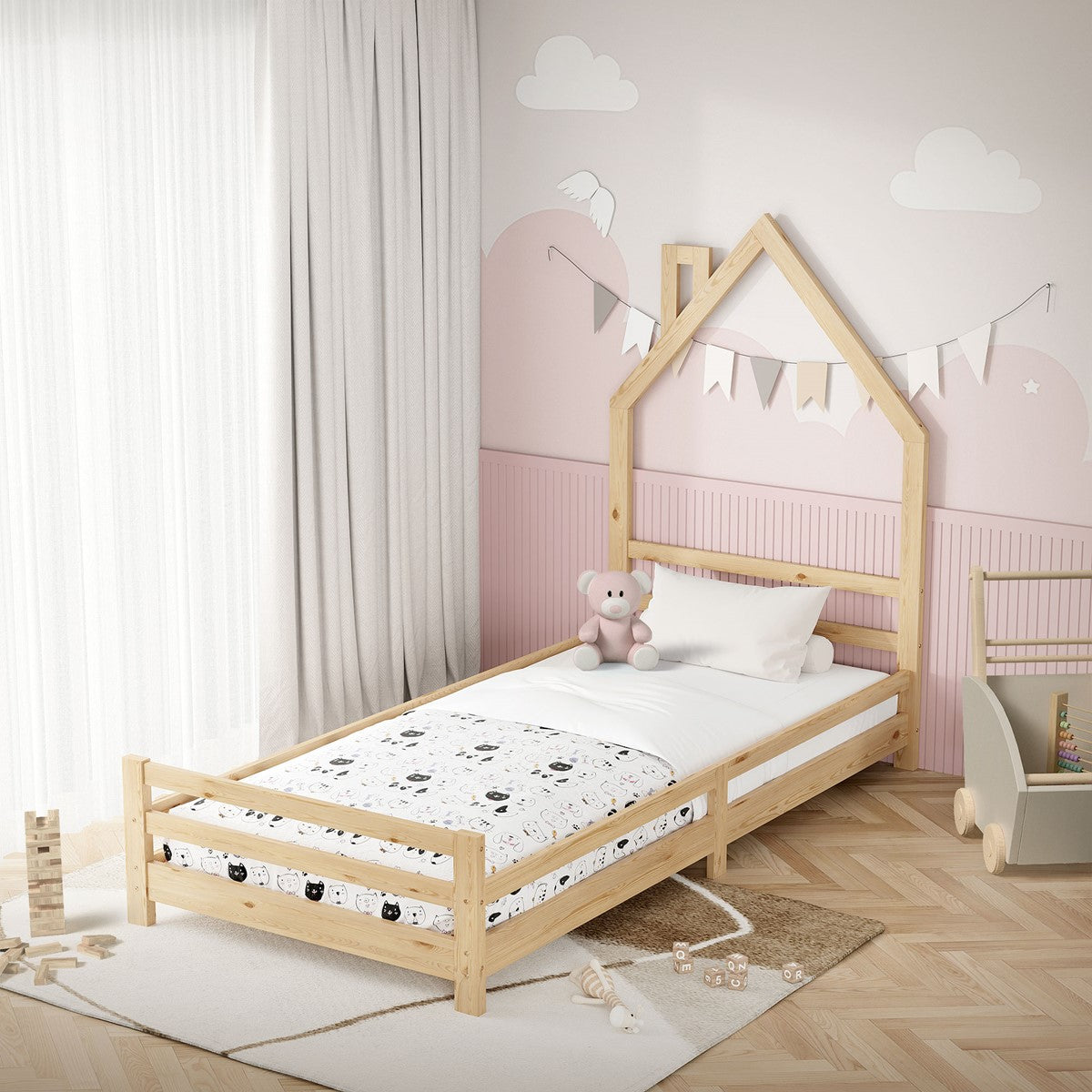 Letto in una cameretta con giocattoli ed elementi decorativi.