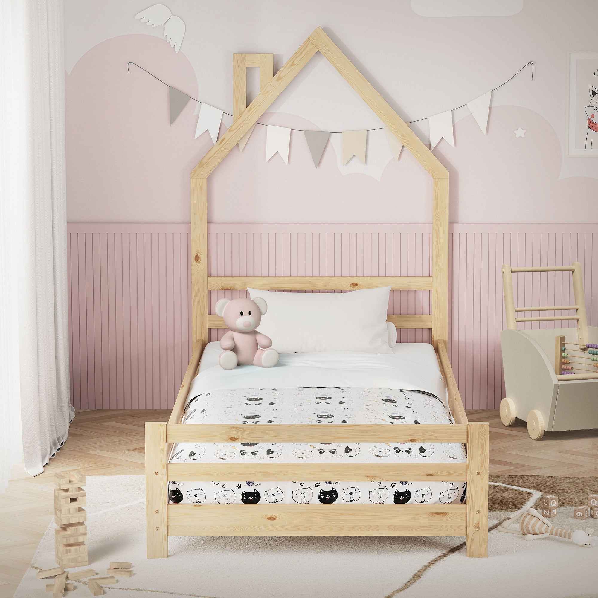 Lit enfant en bois en forme de maison avec des jouets et de la décoration dans la pièce.