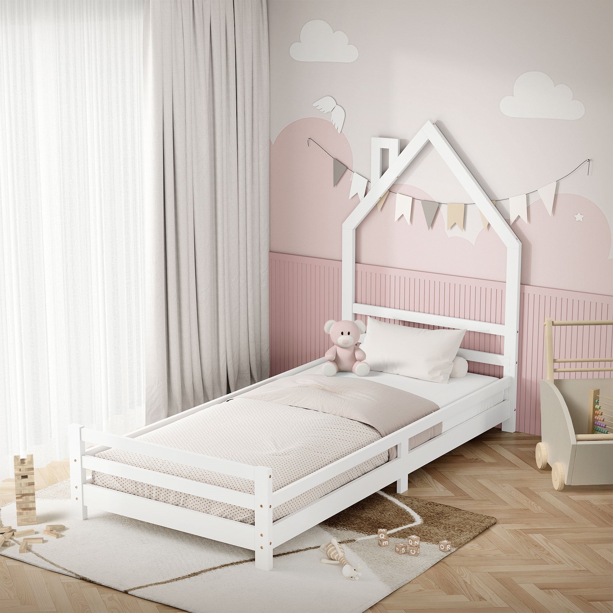 Una habitación infantil con una cuna blanca en diseño de casa y un oso de peluche en la cama.