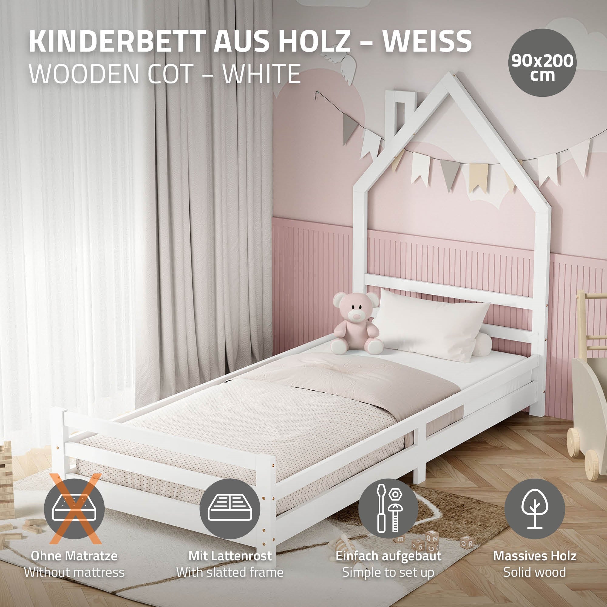 Weißes Kinderbett aus Holz mit einem Dachdesign und einem Plüschbären.