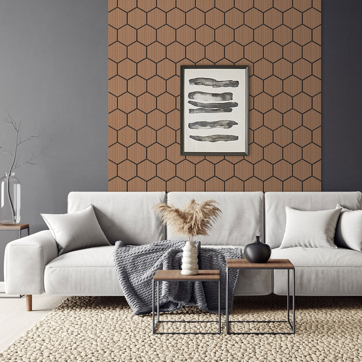Wohnzimmer mit hexagonalen Paneelen, Sofa und Dekoration.