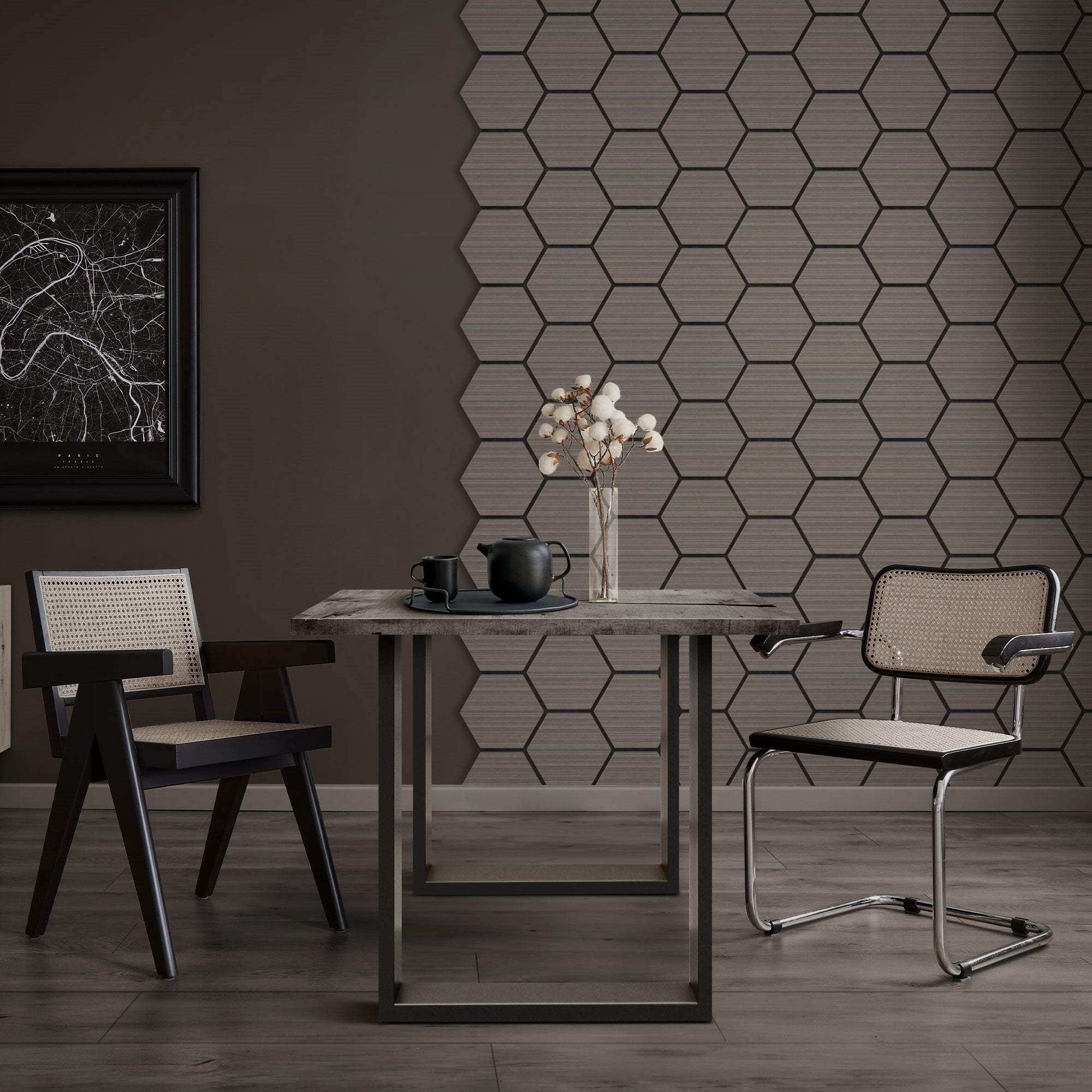 Ein Tisch mit zwei Stühlen in einem Raum mit hexagonalem Wandmuster.