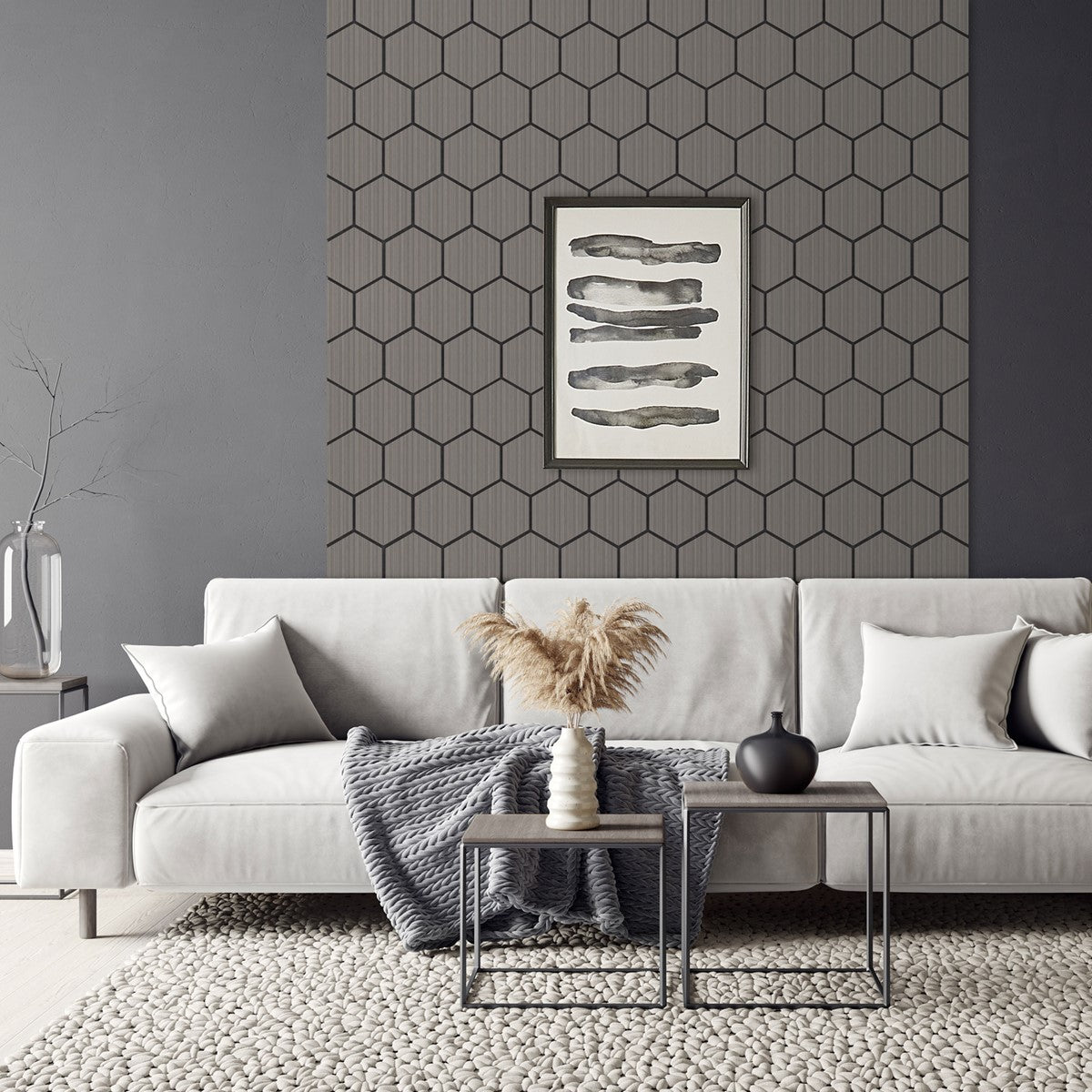 Wohnzimmer mit Sofa, Tisch und hexagonaler Wandverkleidung.