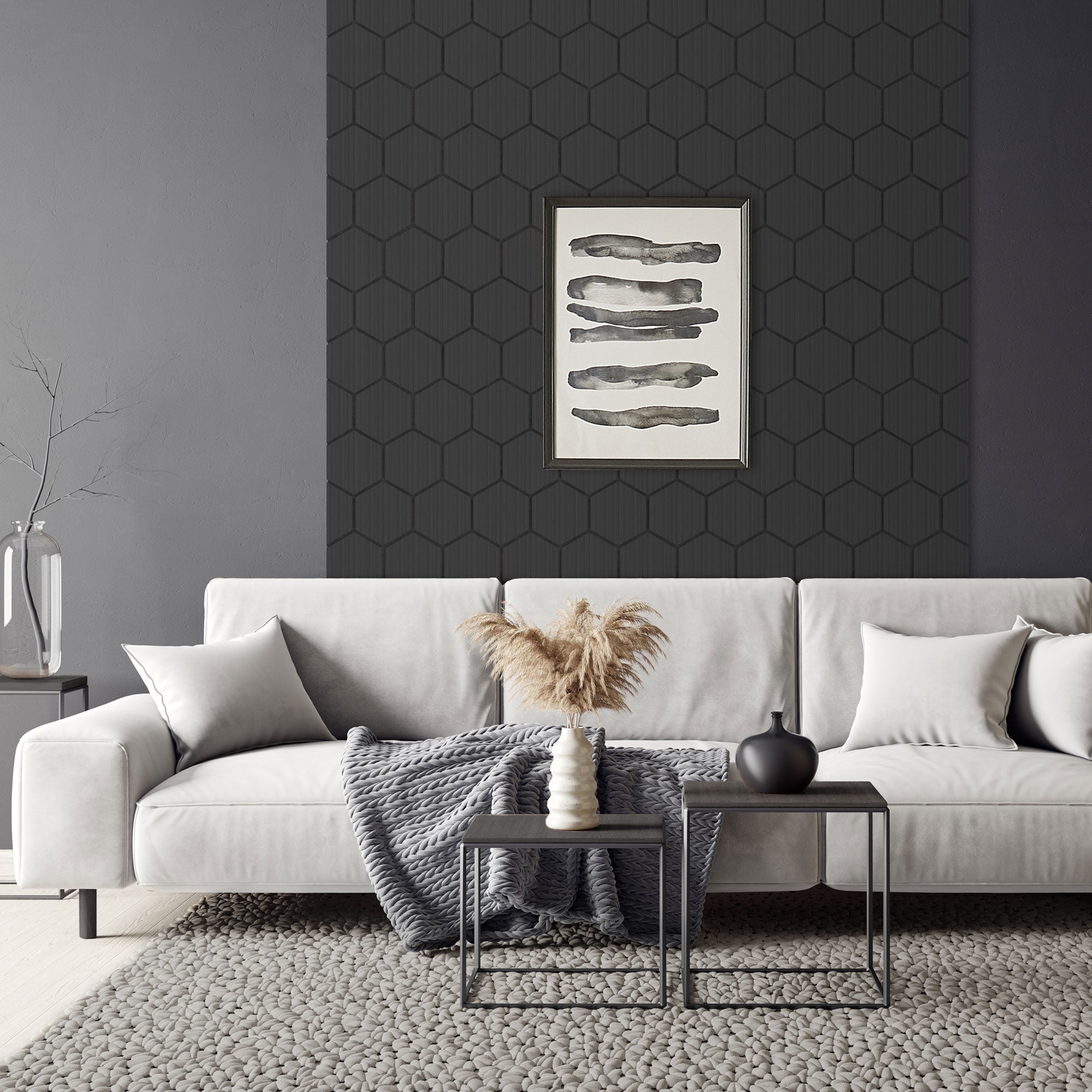 Wohnzimmer mit grauer Wand, Sofa, Tisch und Wandbild.