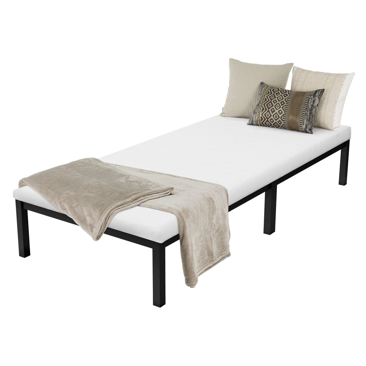 Ein einfaches Bett mit einer weißen Matratze und dekorativen Kissen.