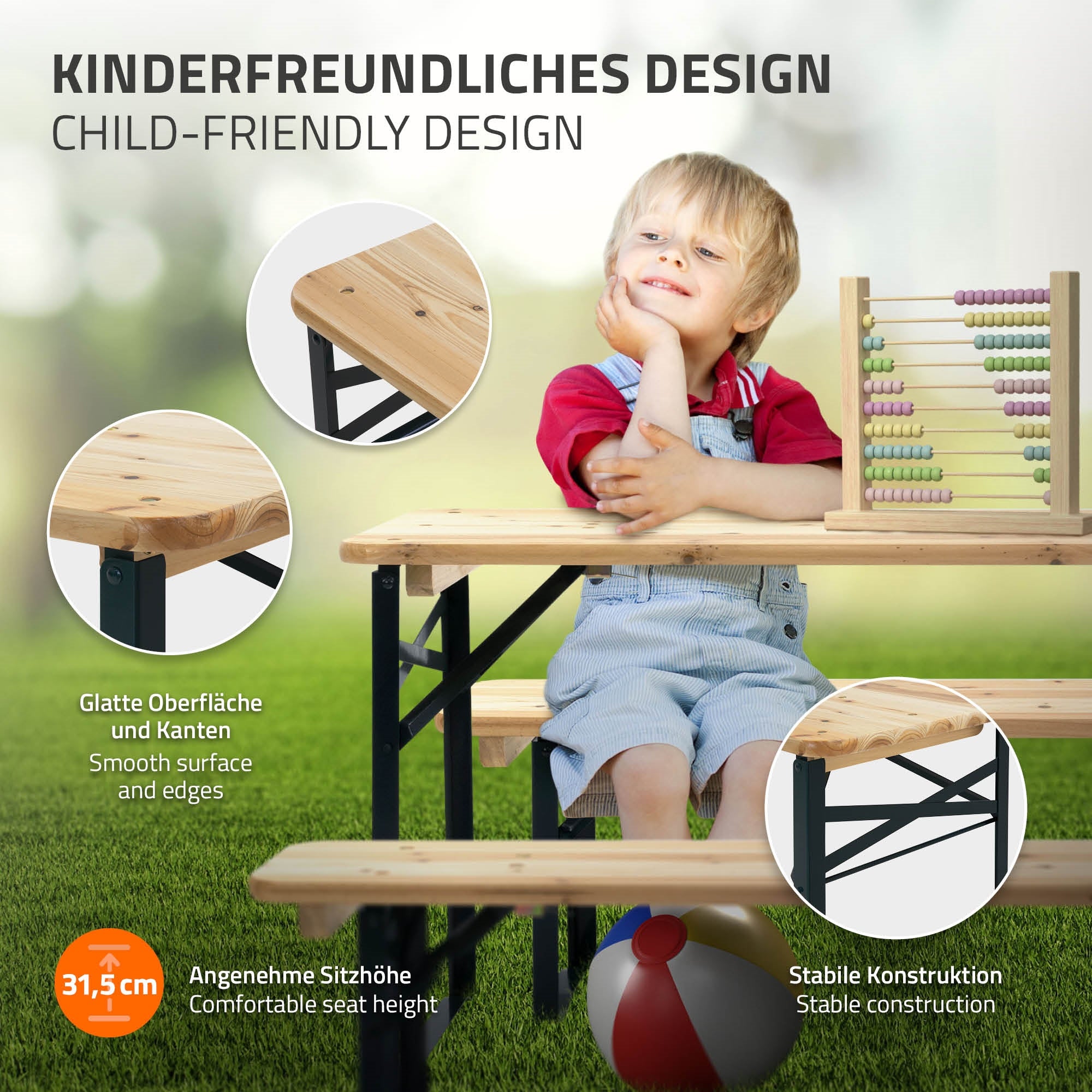 Kind sitzt an einem Tisch mit Holzoberfläche und Abacus, lächelt.