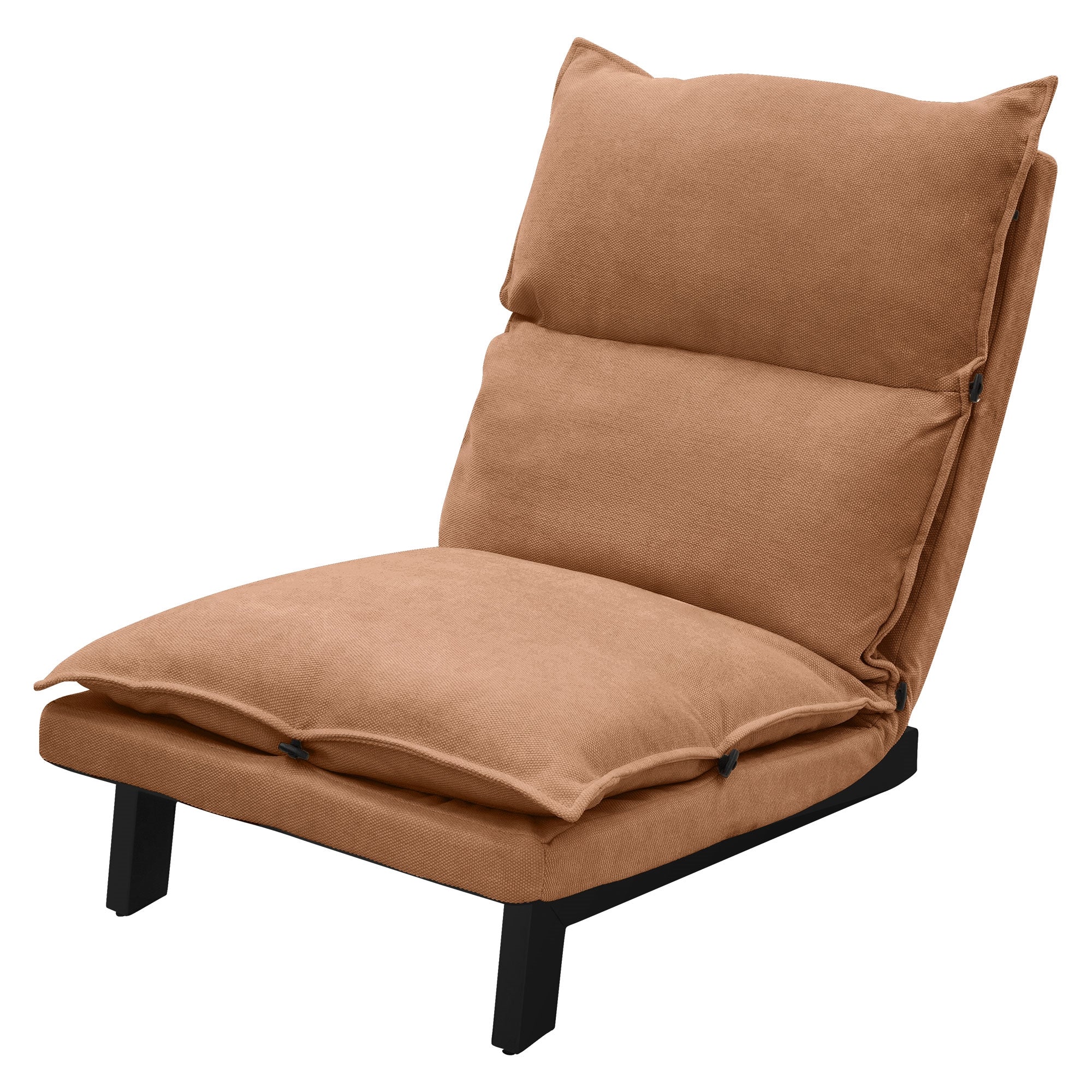 Beige Sessel mit zwei Kissen auf schwarzem Gestell in einem Raum.