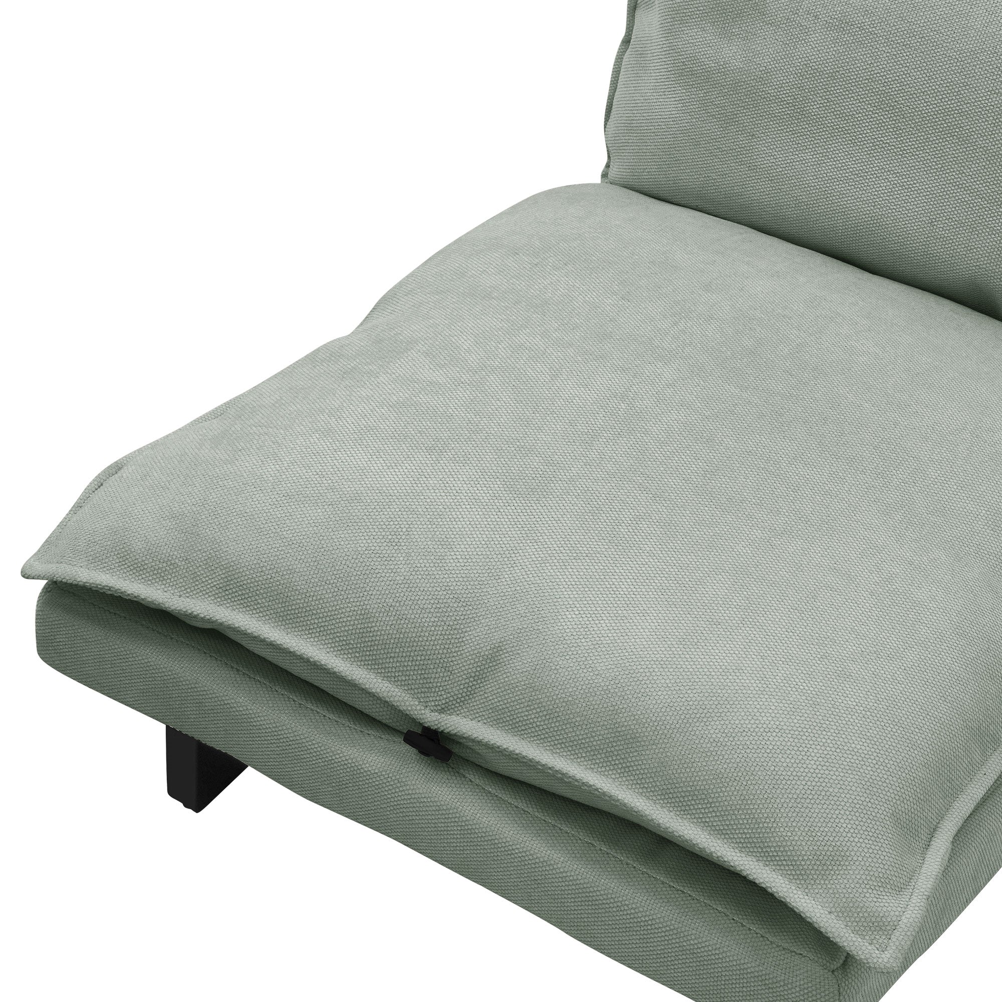 Primer plano de un sillón verde con un asiento acolchado.
