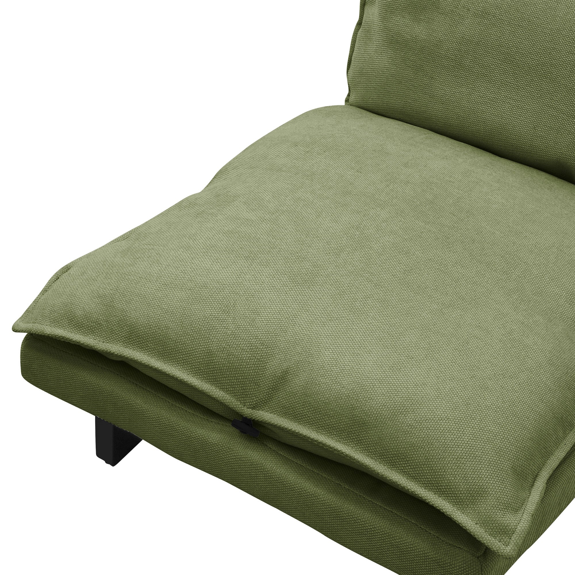 Un sillón verde con un gran cojín suave en posición relajada.