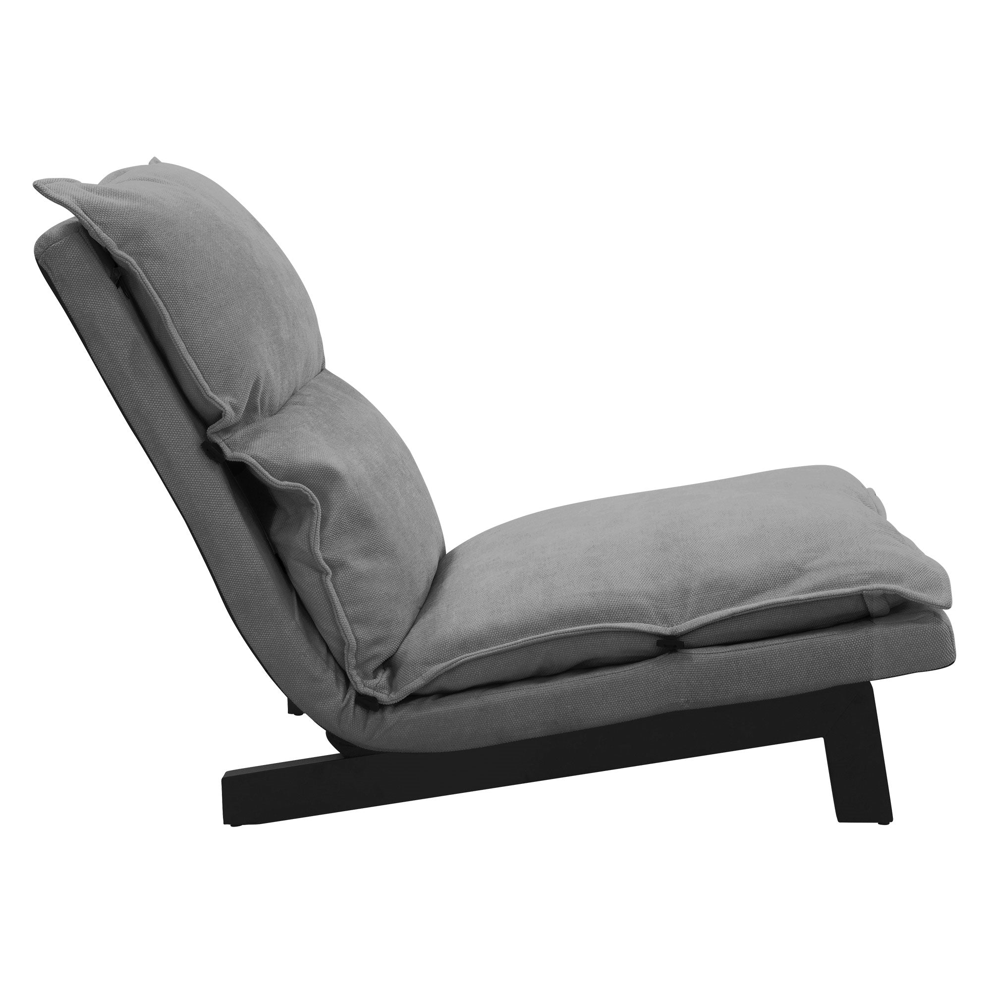 Un sillón gris en posición vertical con dos grandes almohadas.