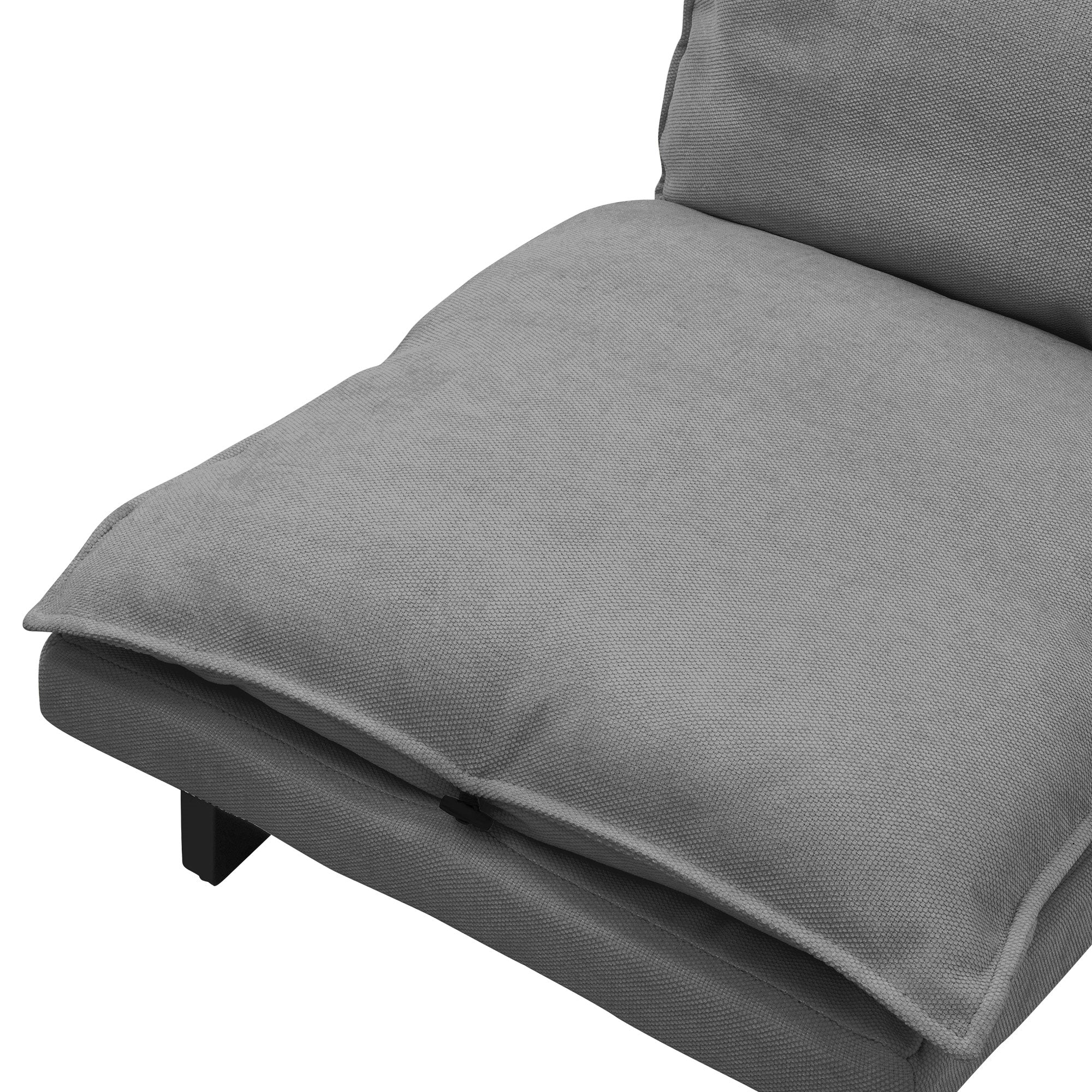 Primer plano de una almohada de sofá gris sobre una silla.
