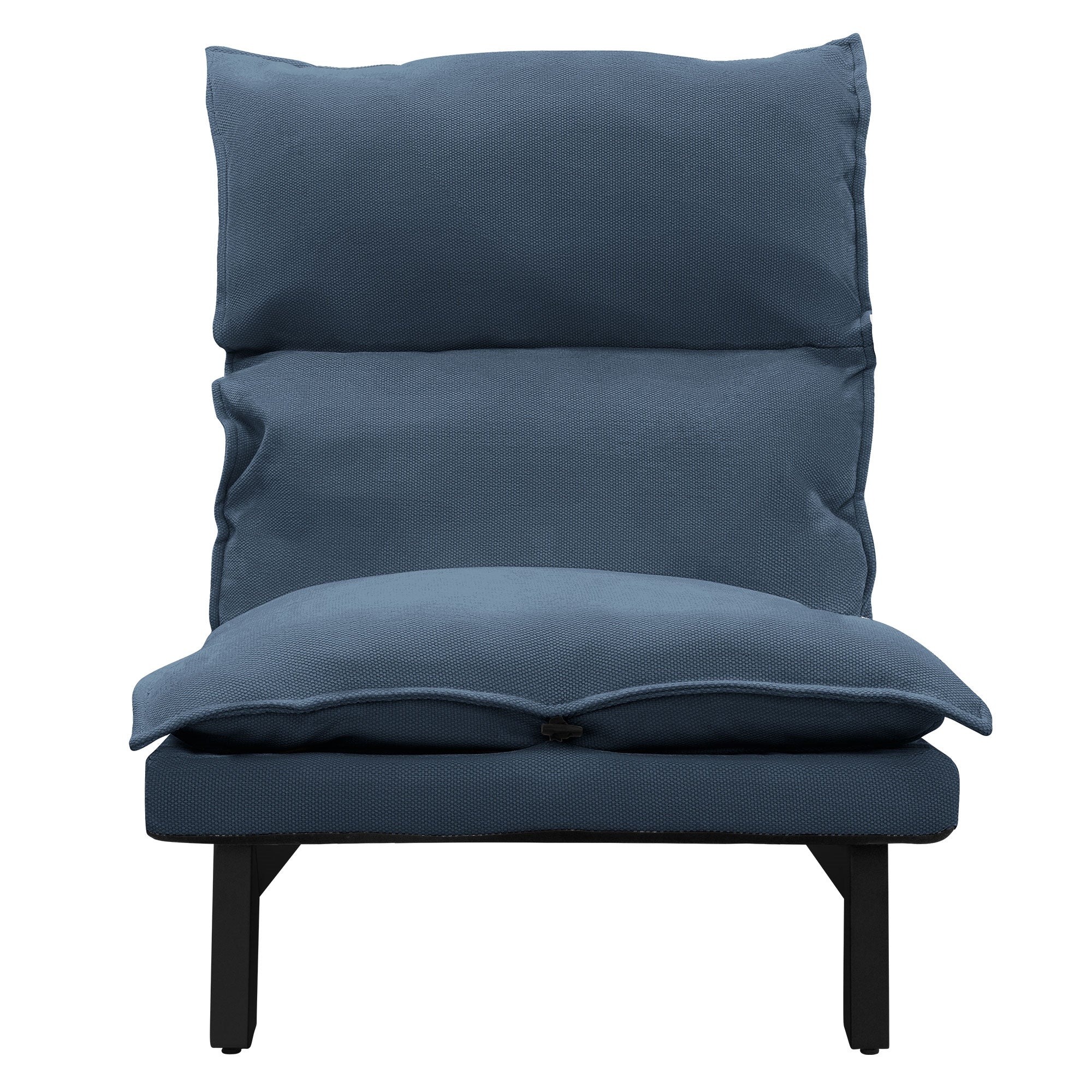 Ein blauer Sessel mit zwei großen Kissen auf einem weißen Hintergrund.