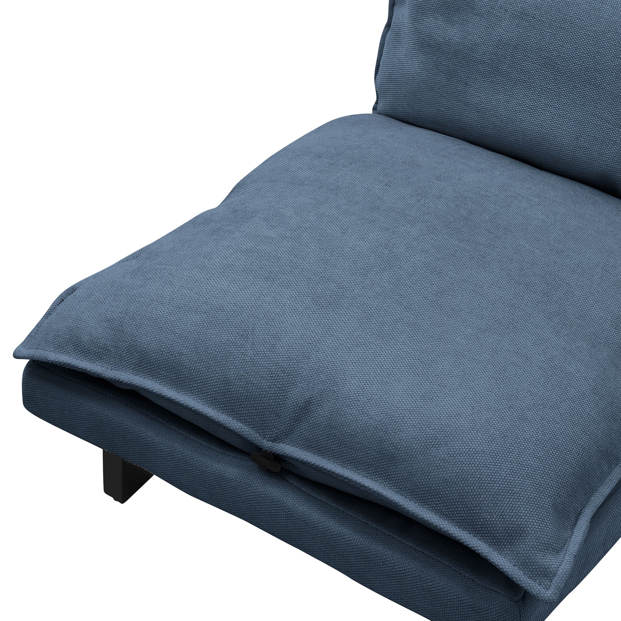 Primer plano de un cojín azul en un sillón.