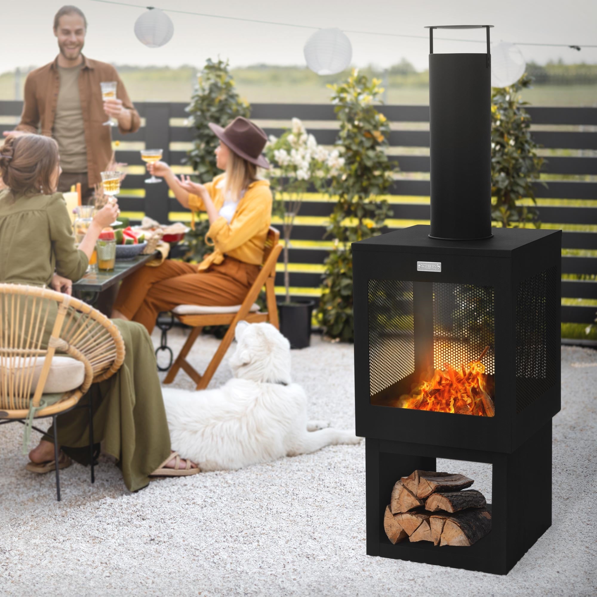 Gruppe von Personen am Tisch mit Getränken, Kamin im Hintergrund.