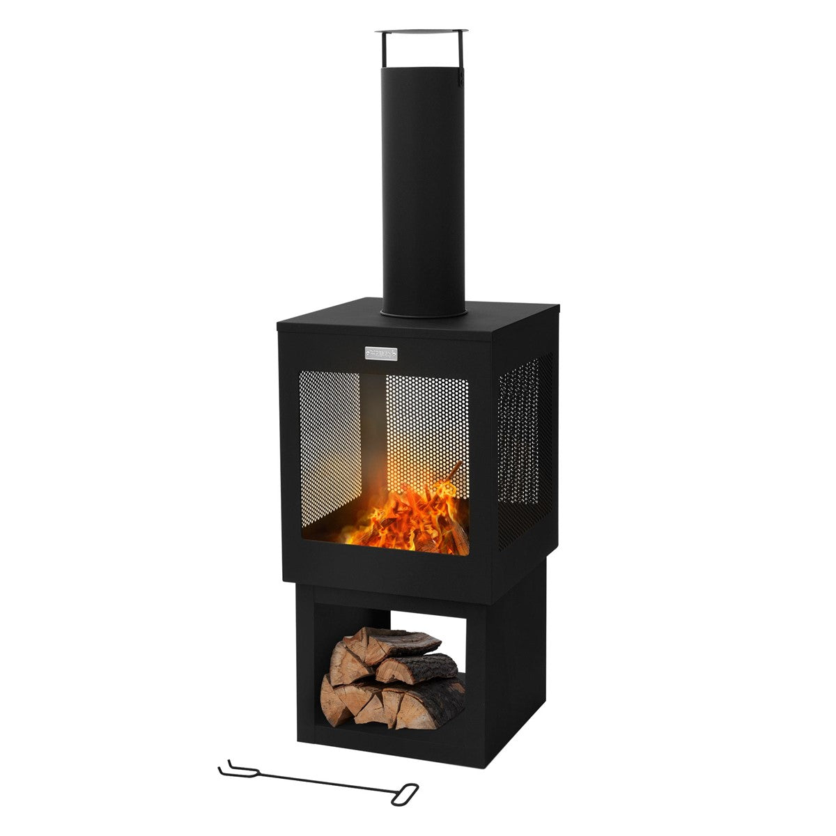 Schwarzer Kamin mit Holzlager und brennendem Feuer im Inneren.