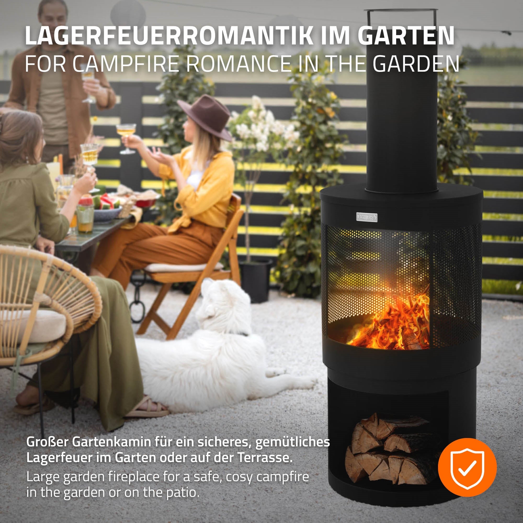 Gartenkamin mit Feuer, umgeben von Sitzgelegenheiten und einem Hund.