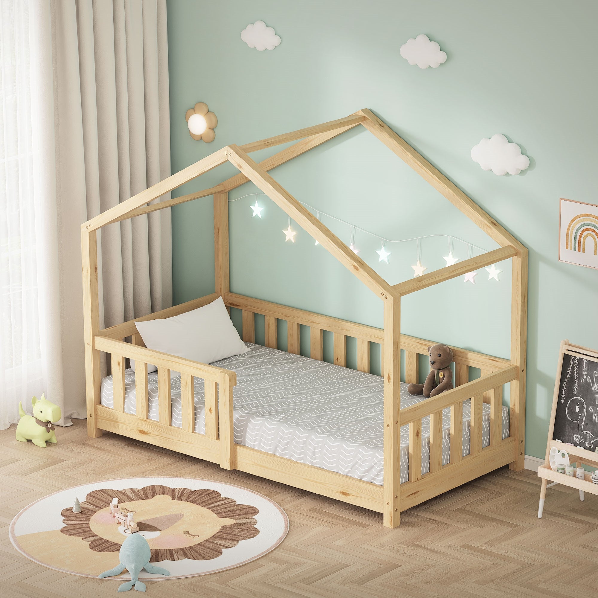 Ein weiteres Kinderbett in Hausform mit Sternenlichtern und einem Teddy.
