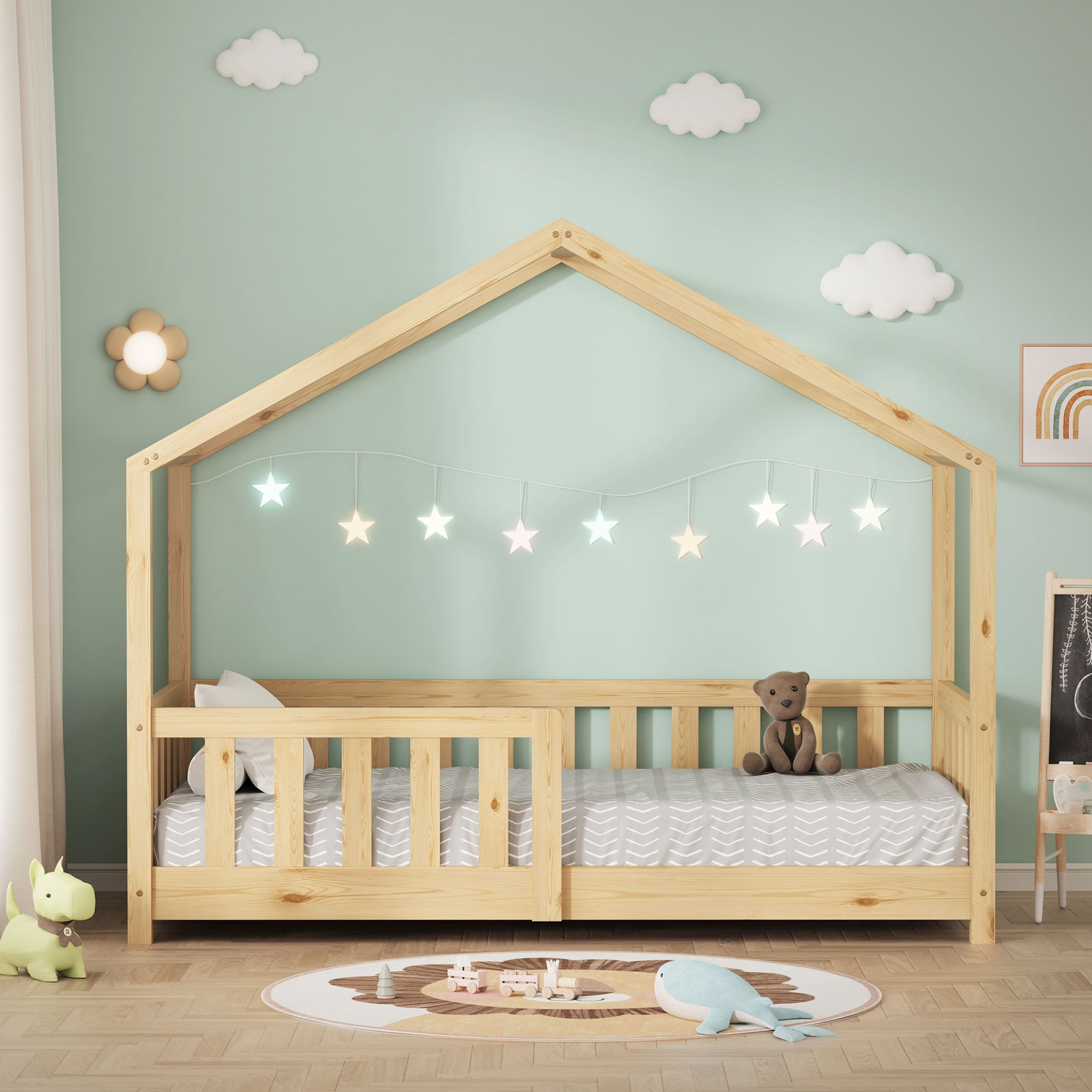 Ein Kinderbett im Hausdesign mit Dekoration und Spielzeug.
