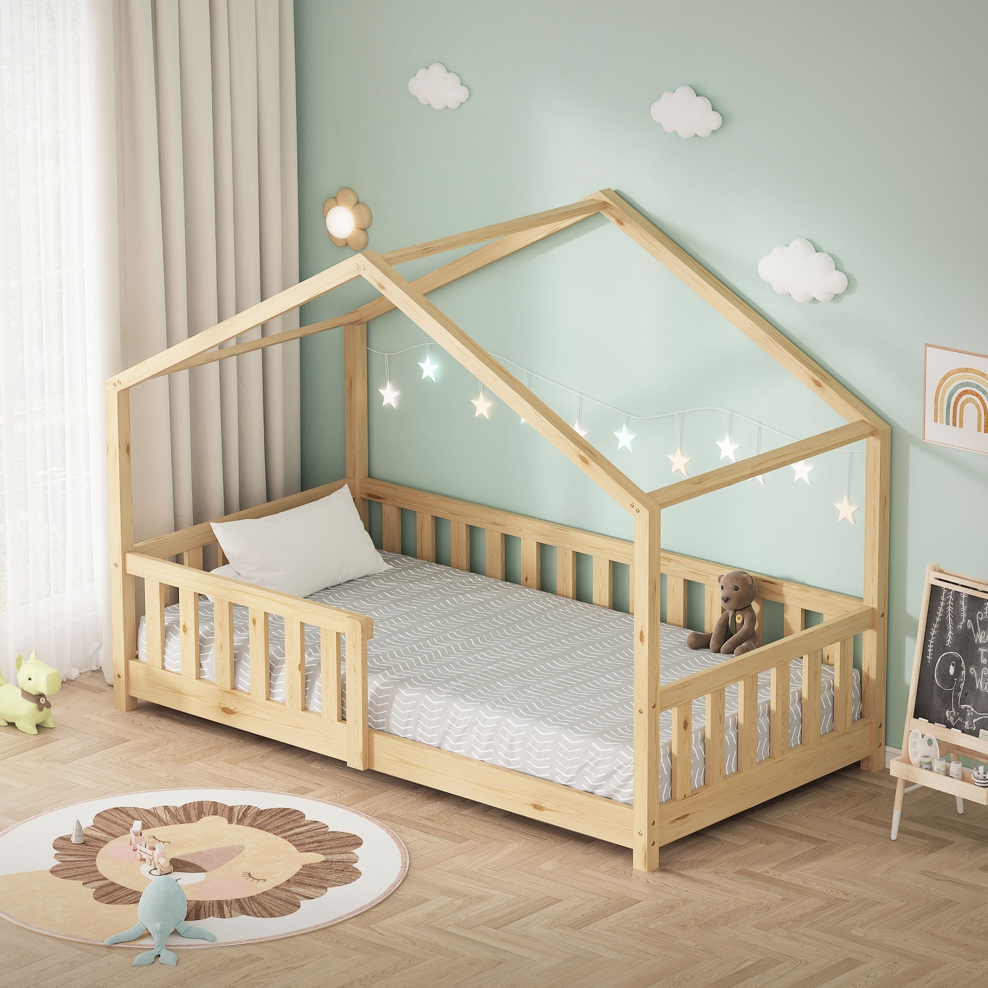 Lit en bois dans la chambre d'enfant avec des lumières en forme d'étoiles et un jouet en peluche.