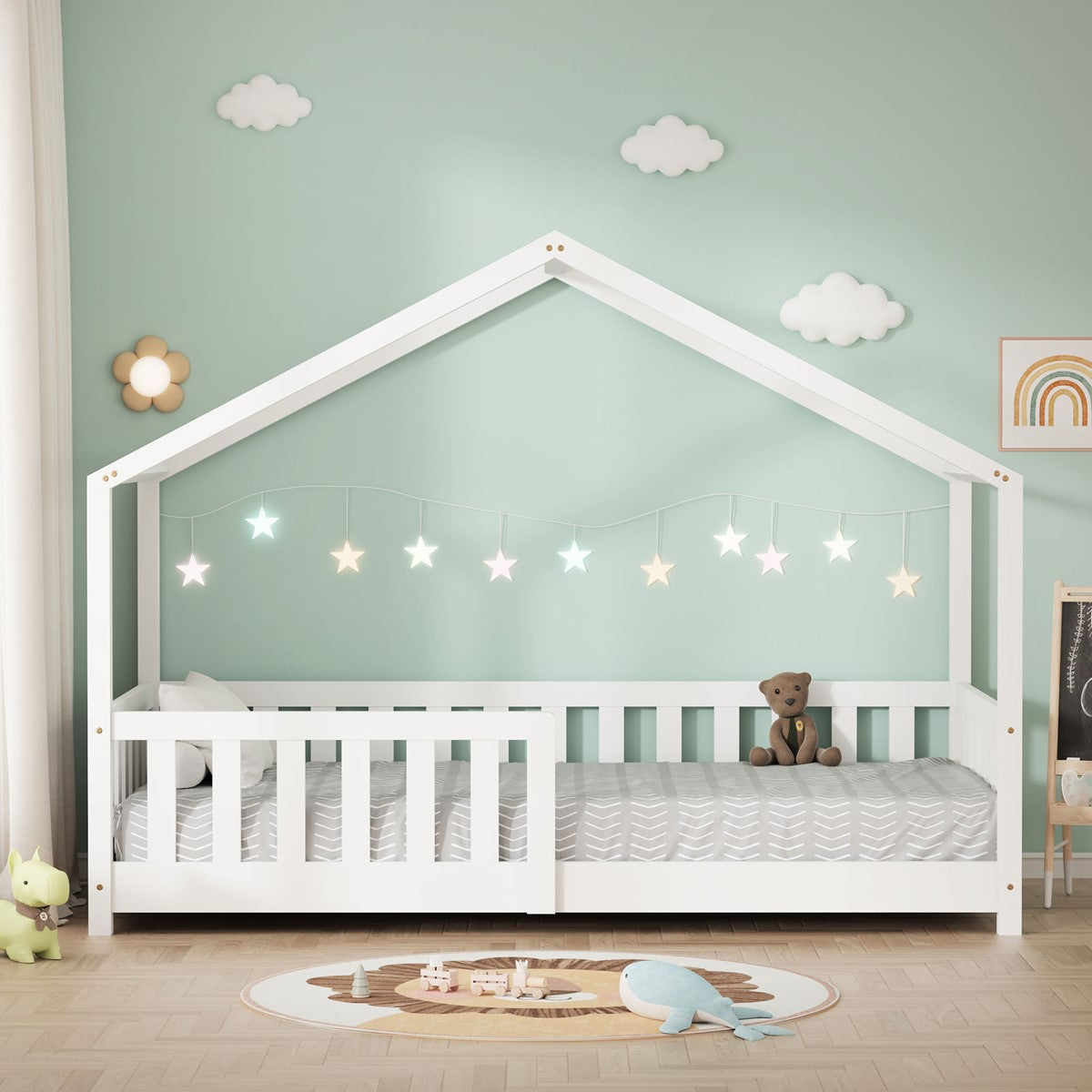 Wit huisbed met bedhek, grijs beddengoed en een lichtsnoer voor een mintgroene muur.