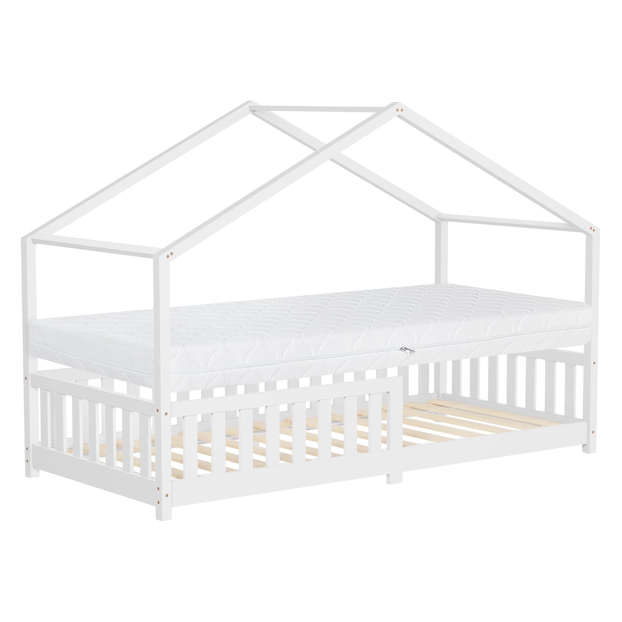Ein weißes Bett mit Hausdach und einer Matratze, auf einem Holzrahmen.