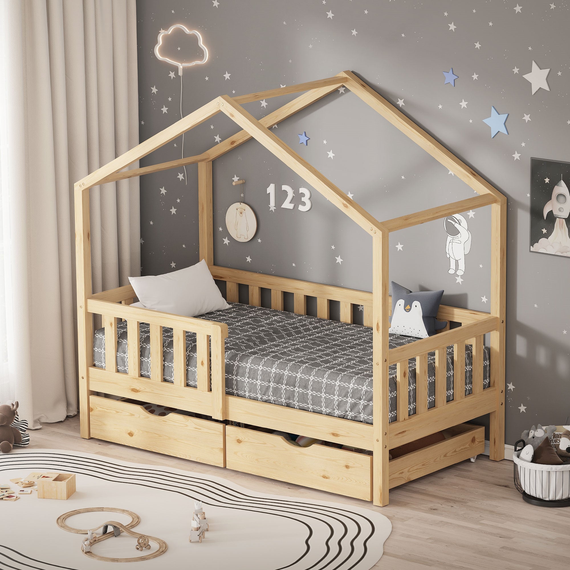 Holzfarbenes Kinderbett im Hausdesign mit Kissen und Decke.