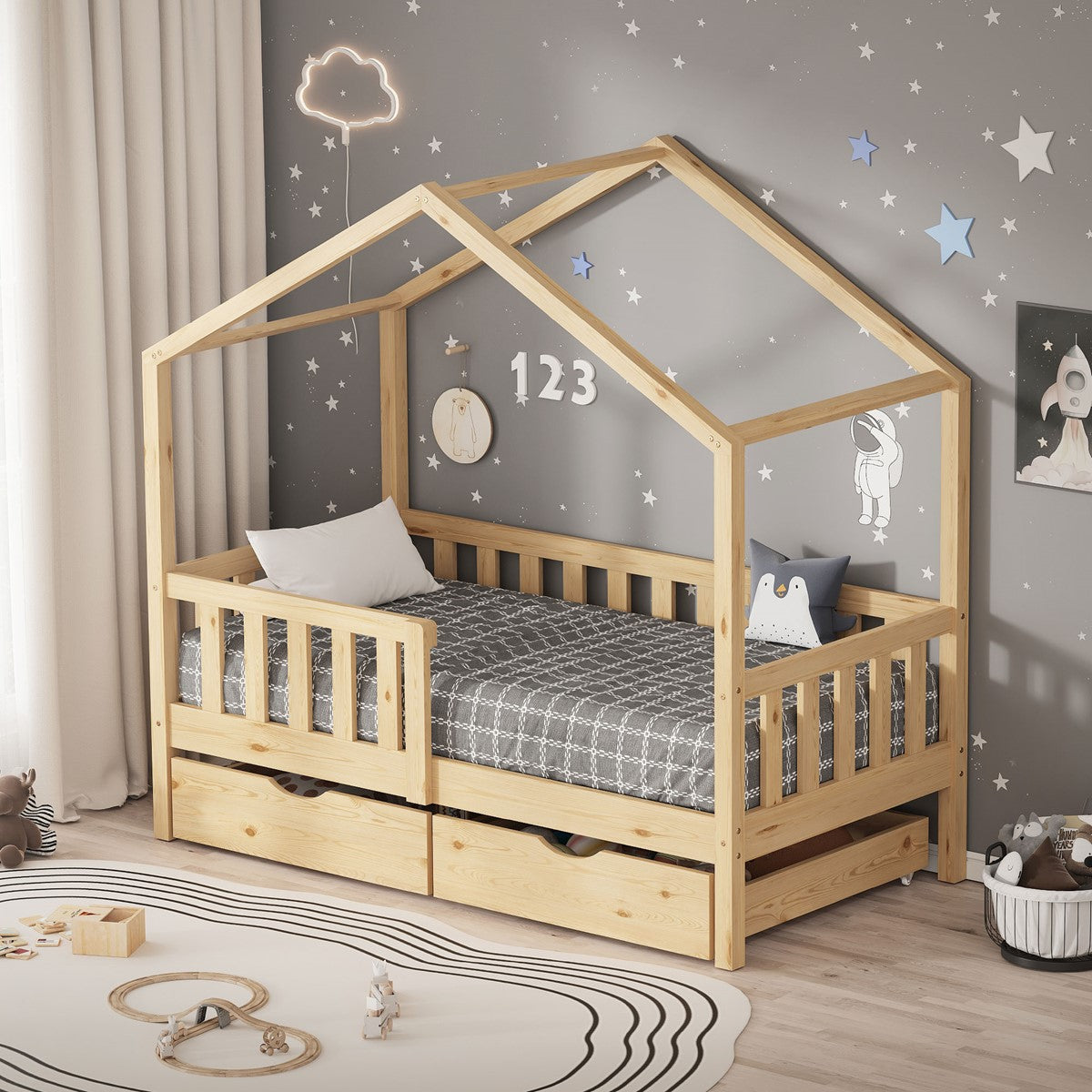 Holzfarbenes Kinderbett im Hausdesign mit Kissen und Decke.