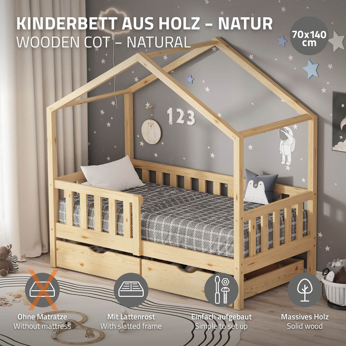 Holz-Kinderbett mit Matratze und Lattenrost in einem Raum.