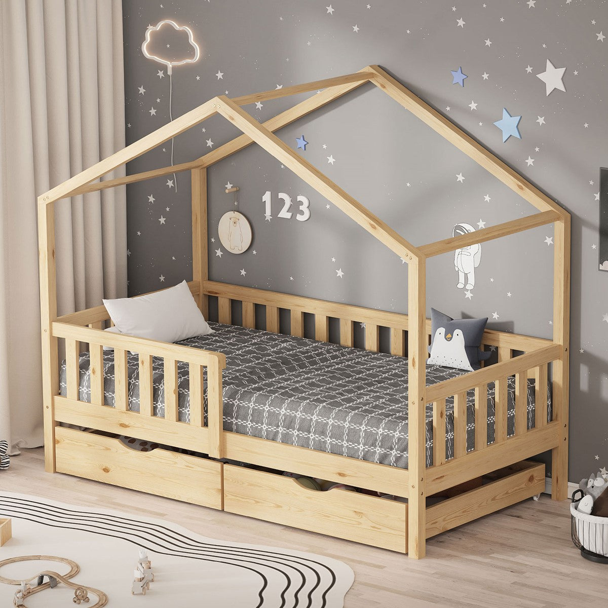 Ein Holz-Kinderbett mit Matratze, Kissen und Dekoration.