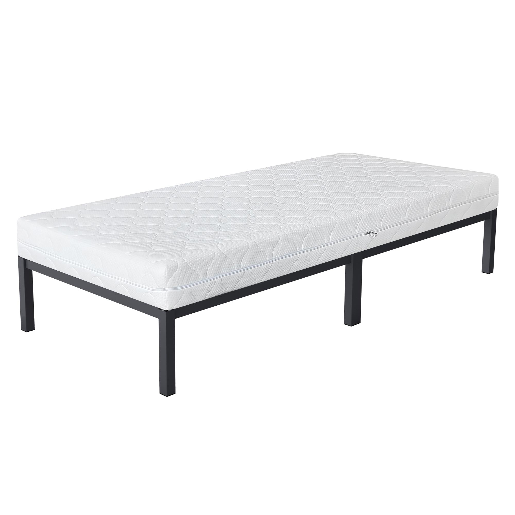 Weißes Bett mit Matratze auf schwarzem Bettgestell.