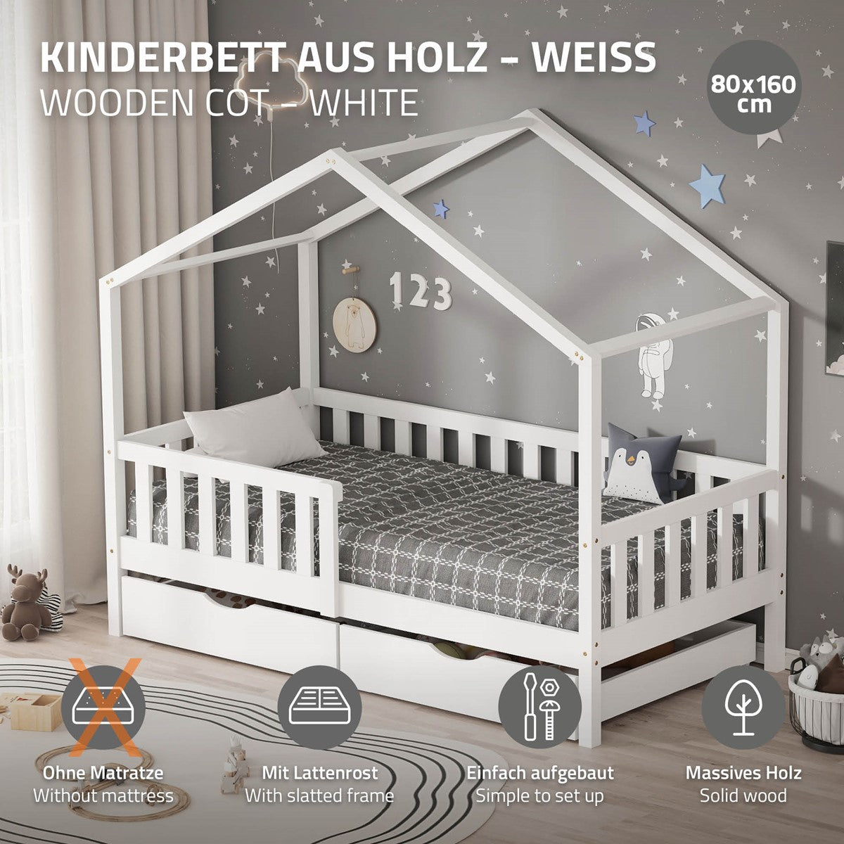 Weißes Kinderbett aus Holz mit Dach und Matratze, dekoriert mit Kissen.
