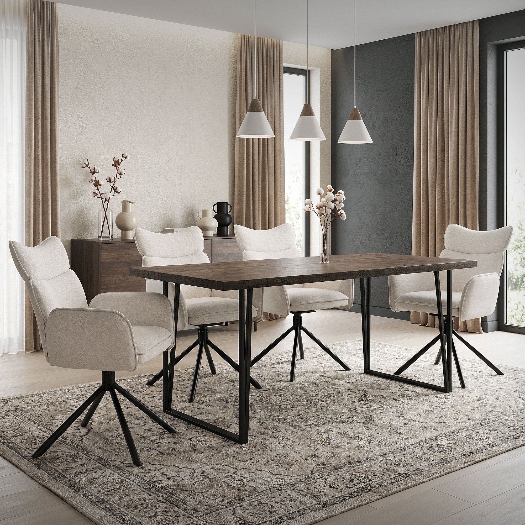 Esszimmer mit einem Tisch und vier hellen Stühlen, dekoriert mit Blumen.