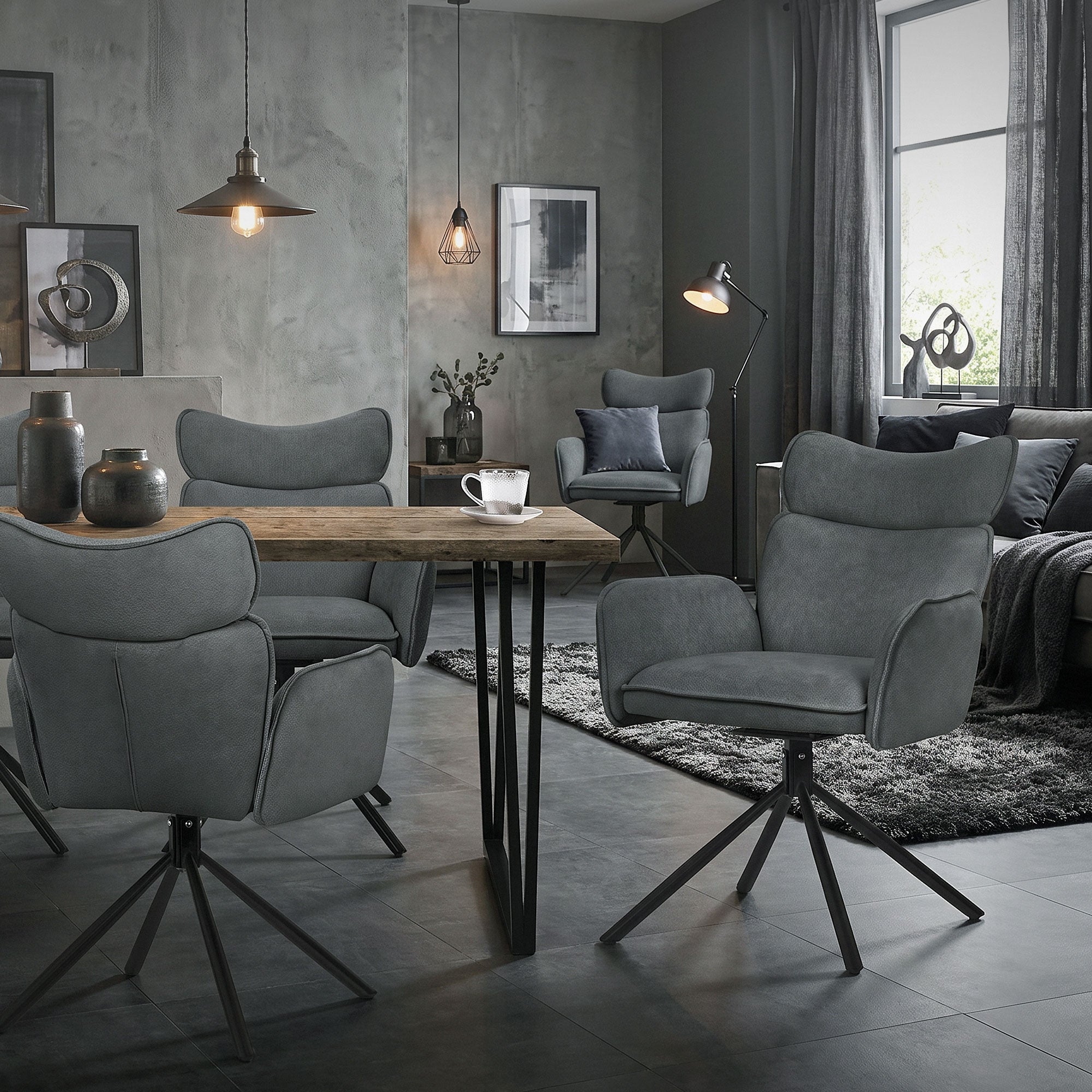 Un espace de repas élégant avec des chaises grises et une table en bois.