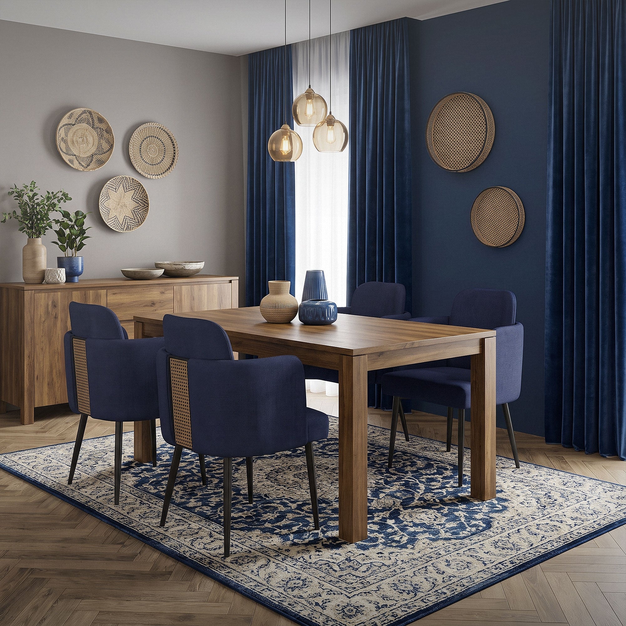Esszimmer mit einem Holztisch, vier blauen Stühlen und dekorativen Wandplatten.