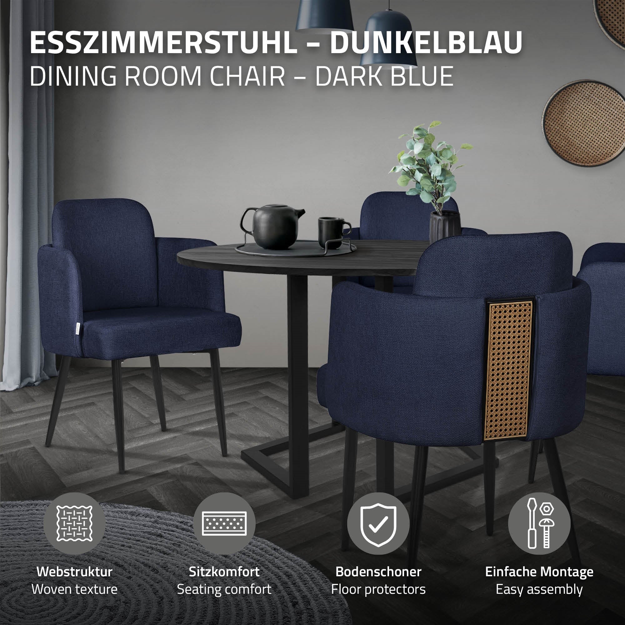Dunkelblauer Esszimmerstuhl an einem Tisch, mit Teekanne und Tassen.