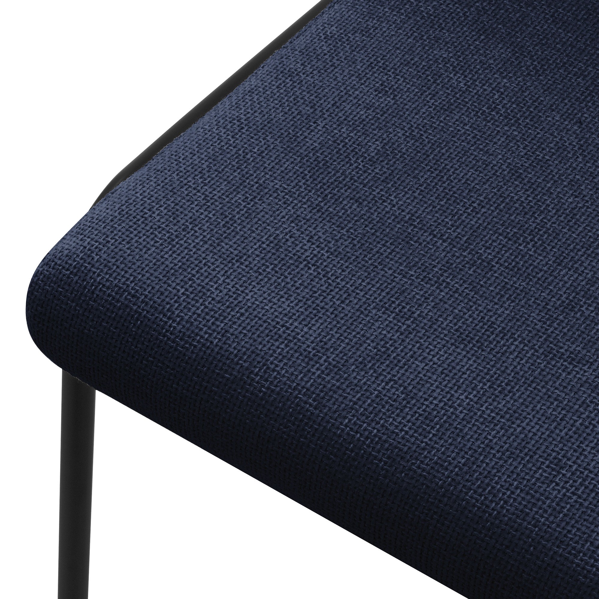 Nahaufnahme der Sitzfläche eines blauen Stuhls mit Textilbezug.