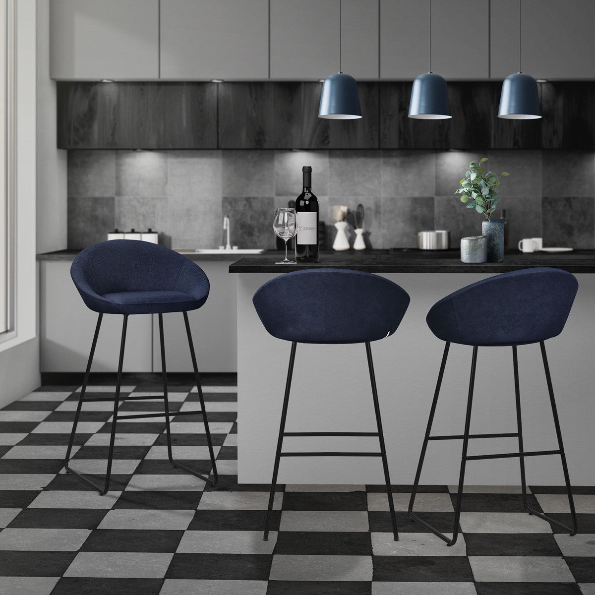 Moderne Küche mit drei blauen Barhockern an einer Theke.