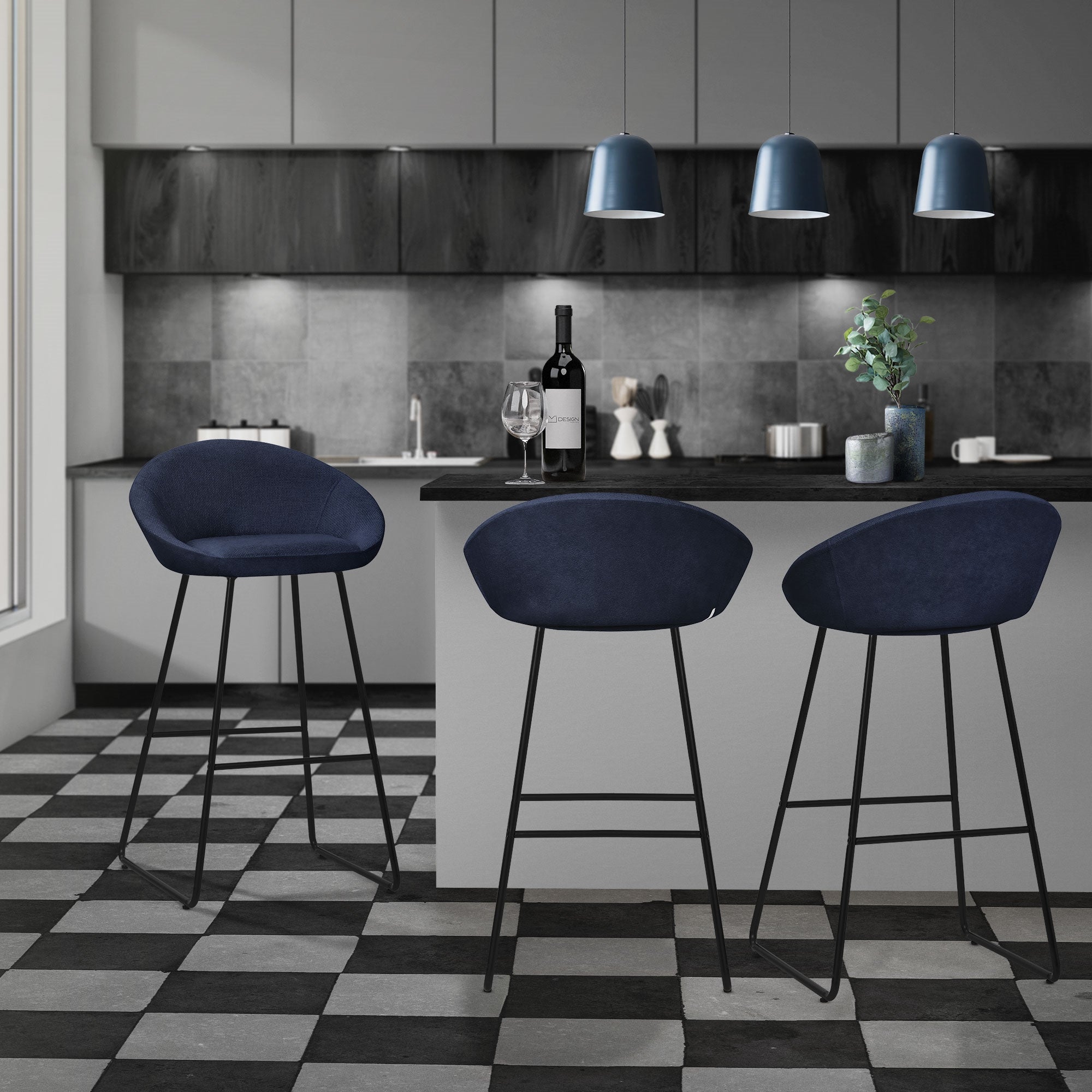 Moderne Küche mit drei blauen Barhockern an einer Theke.