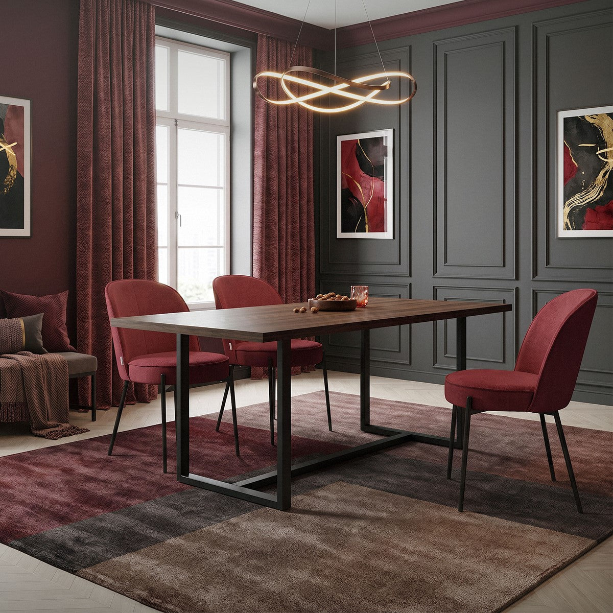 Esszimmer mit roten Stühlen und einem großen Tisch.