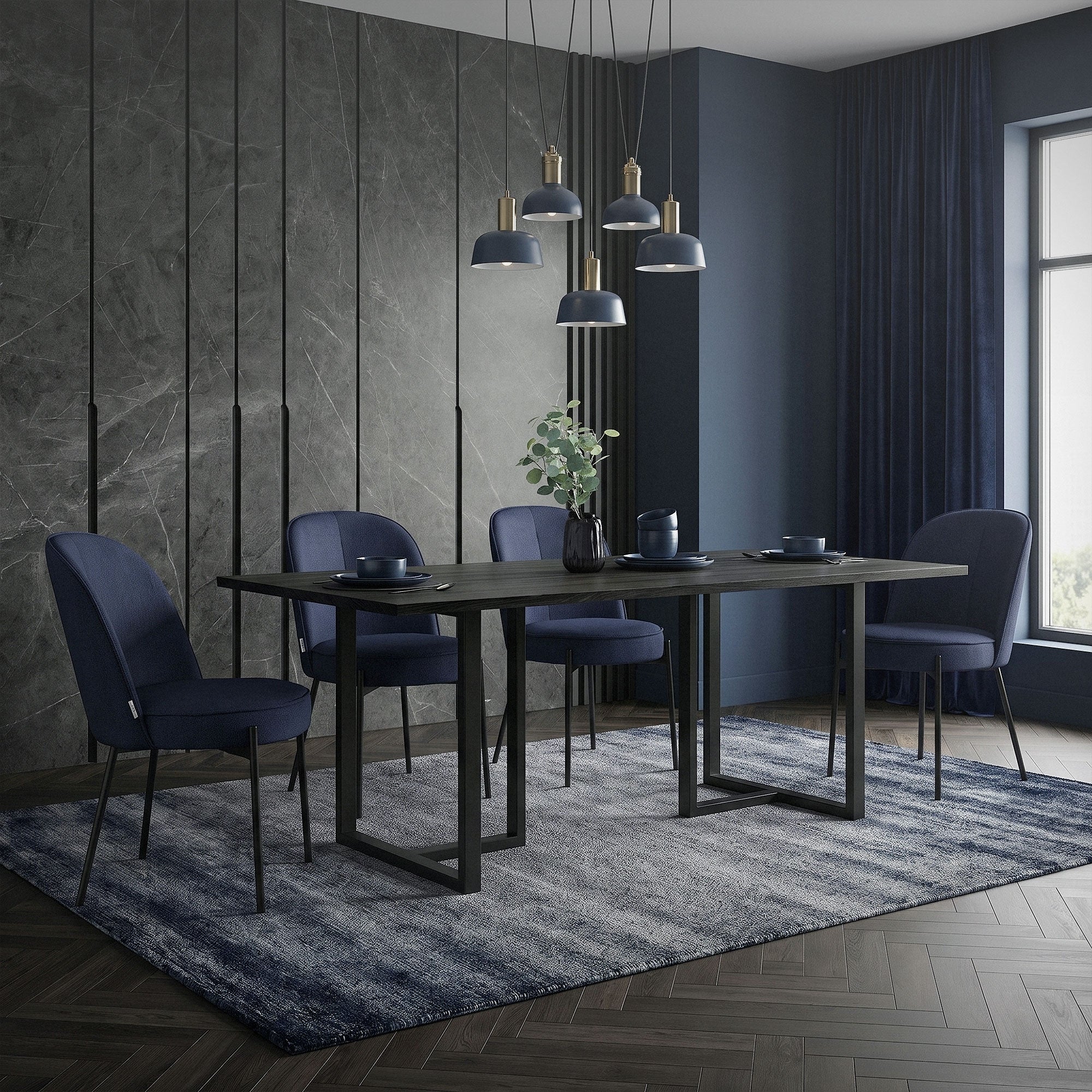Ein eleganter Essbereich mit einem schwarzen Tisch und blauen Stühlen.