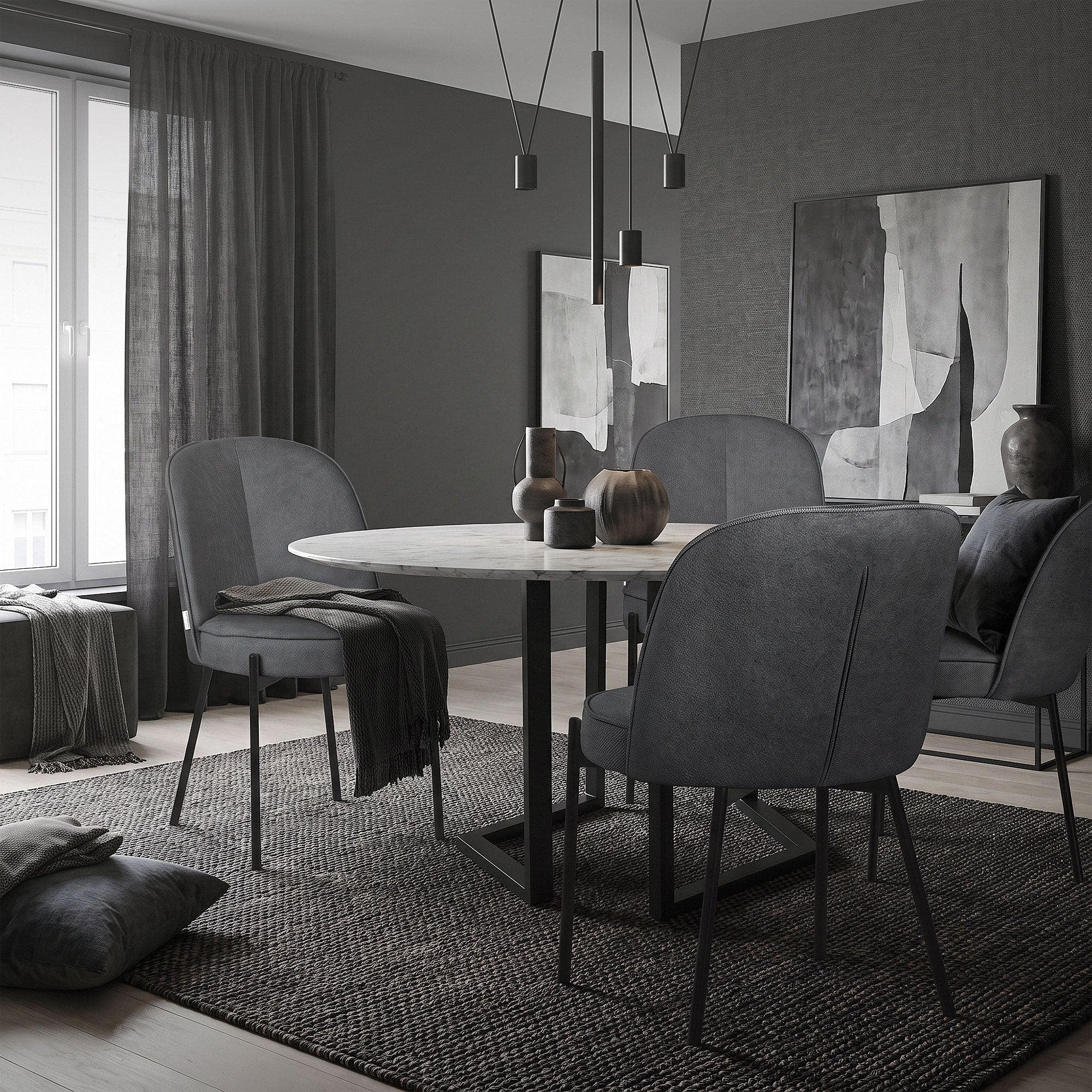 Moderne Esszimmer mit grauen Stühlen, einem runden Tisch und minimalistischer Dekoration.