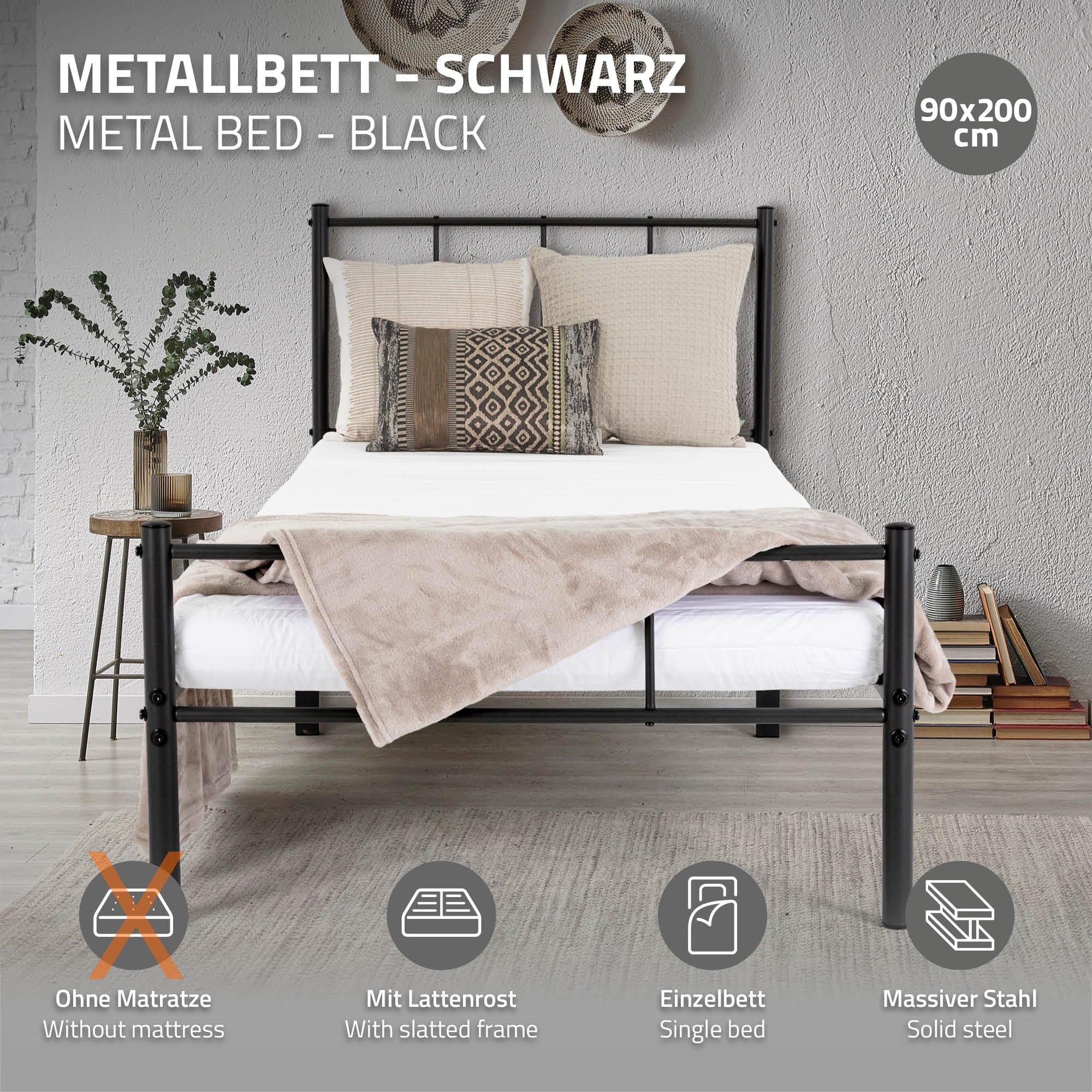 Schwarzes Metallbett mit Kissen und Decke, ohne Matratze.