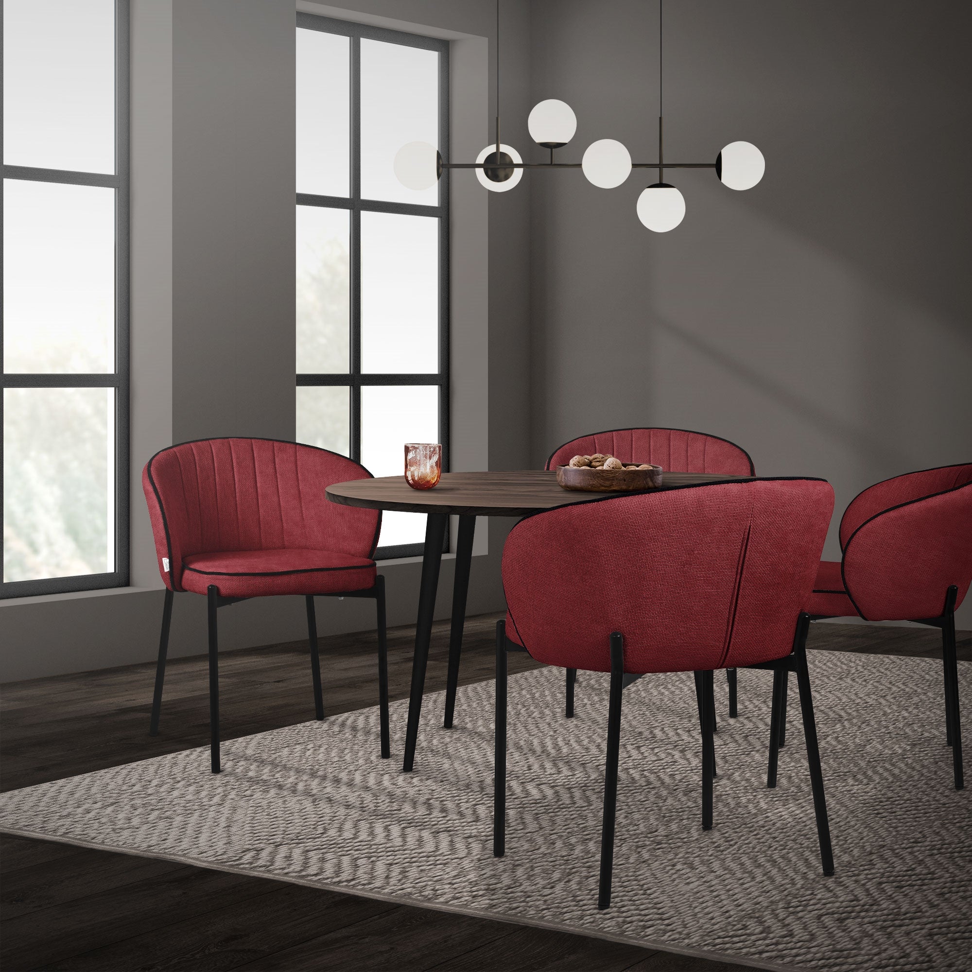 Esszimmer mit runden Tisch, vier roten Stühlen und großen Fenstern.
