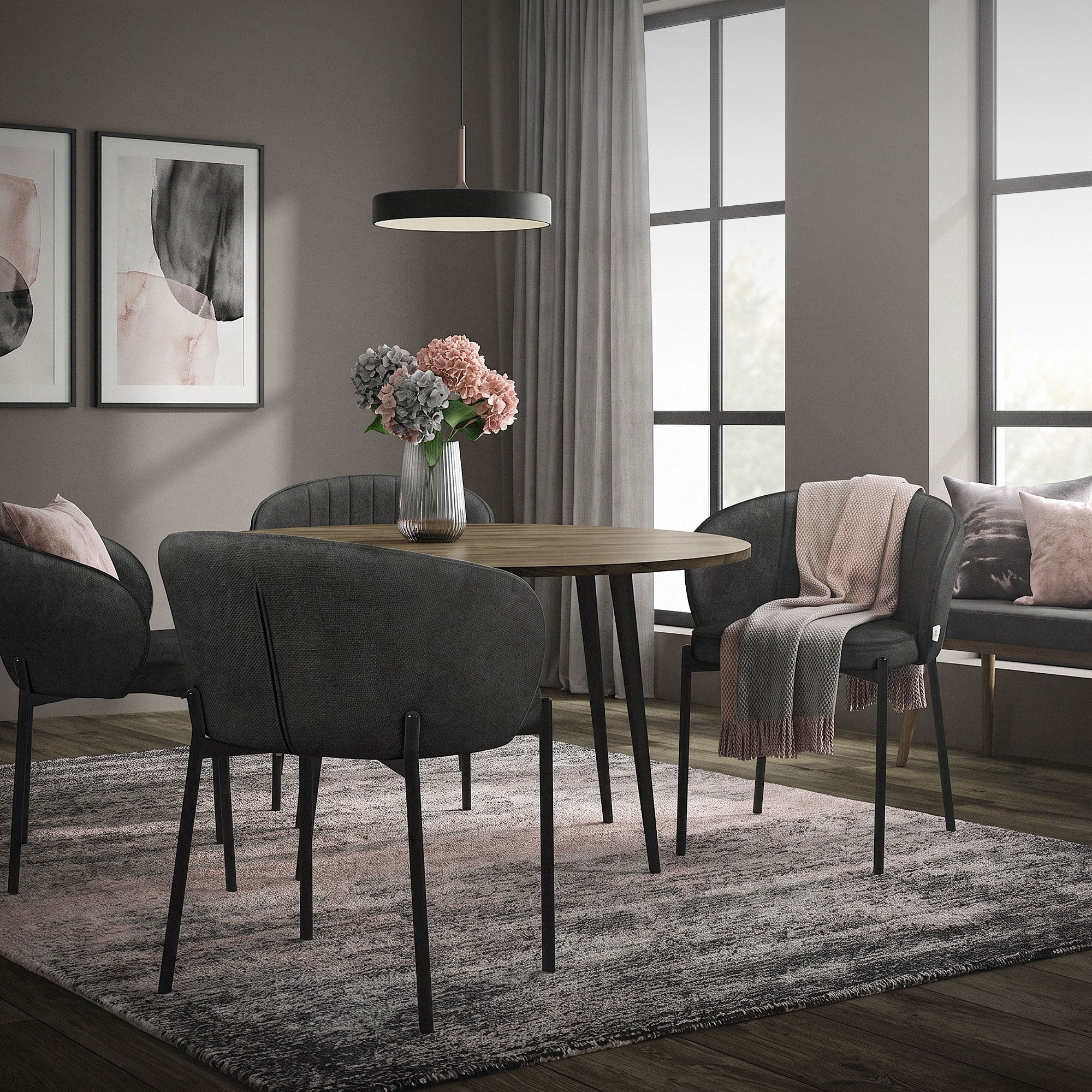 Ein Esszimmer mit einem runden Tisch, Stühlen und einer Vase mit Blumen.