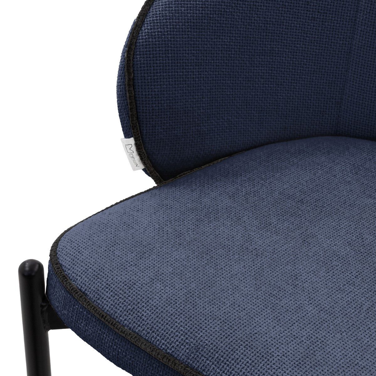 Nahaufnahme des blauen Stuhls mit strukturiertem Stoff und schwarzem Rahmen.