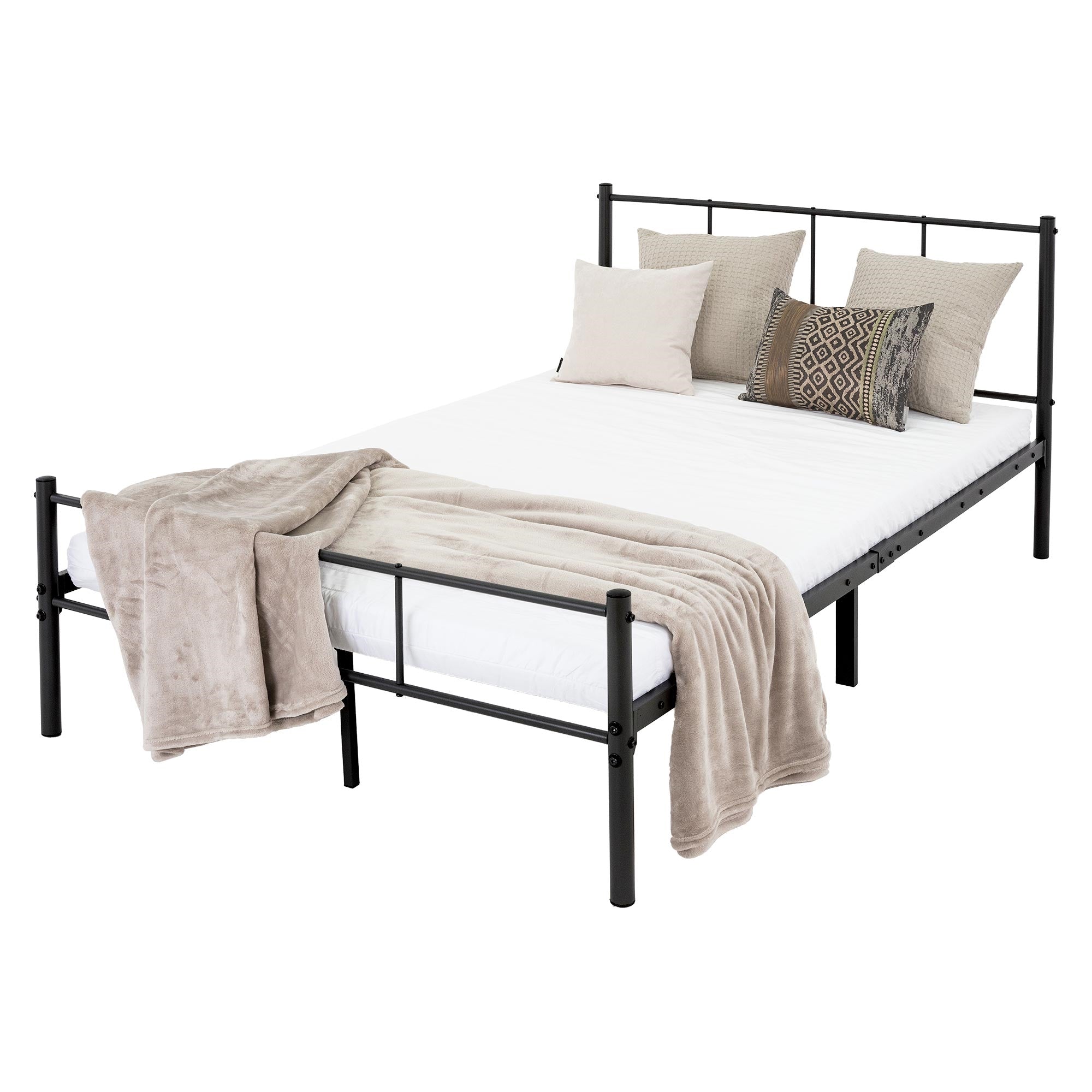 Schwarzes Metallbett mit Decke und Kissen auf der Matratze.