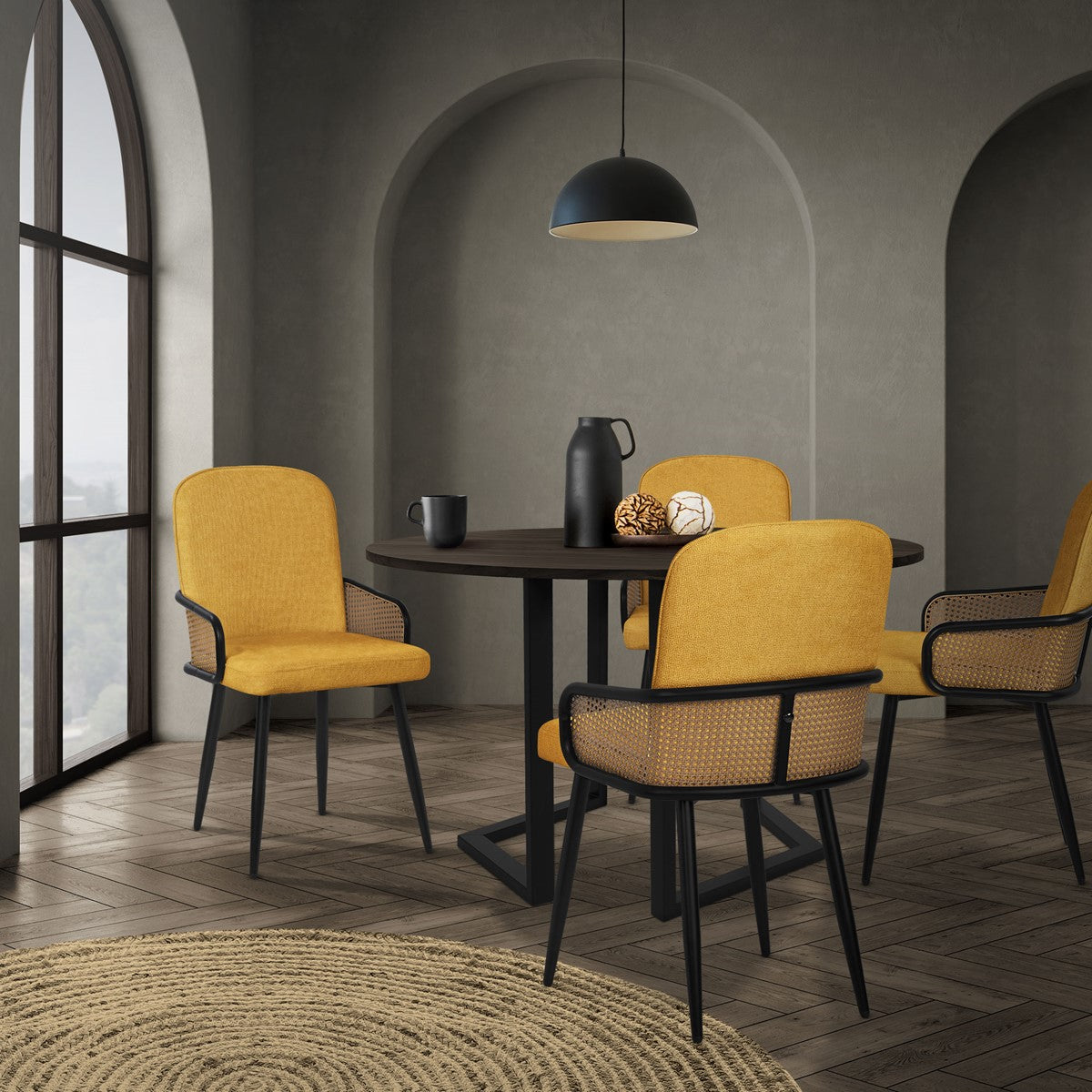 Esszimmer mit runden Tisch und vier gelben Stühlen in einem modernen Raum.