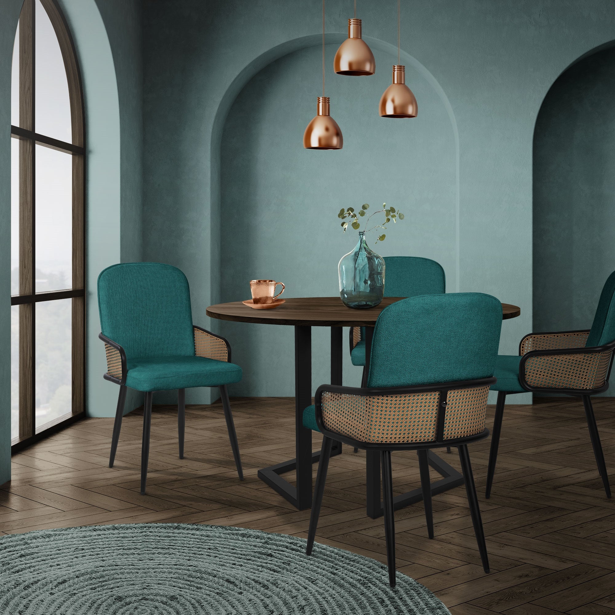 Ein Esszimmer mit einem runden Tisch und vier grünen Stühlen in einem modernen Raum.